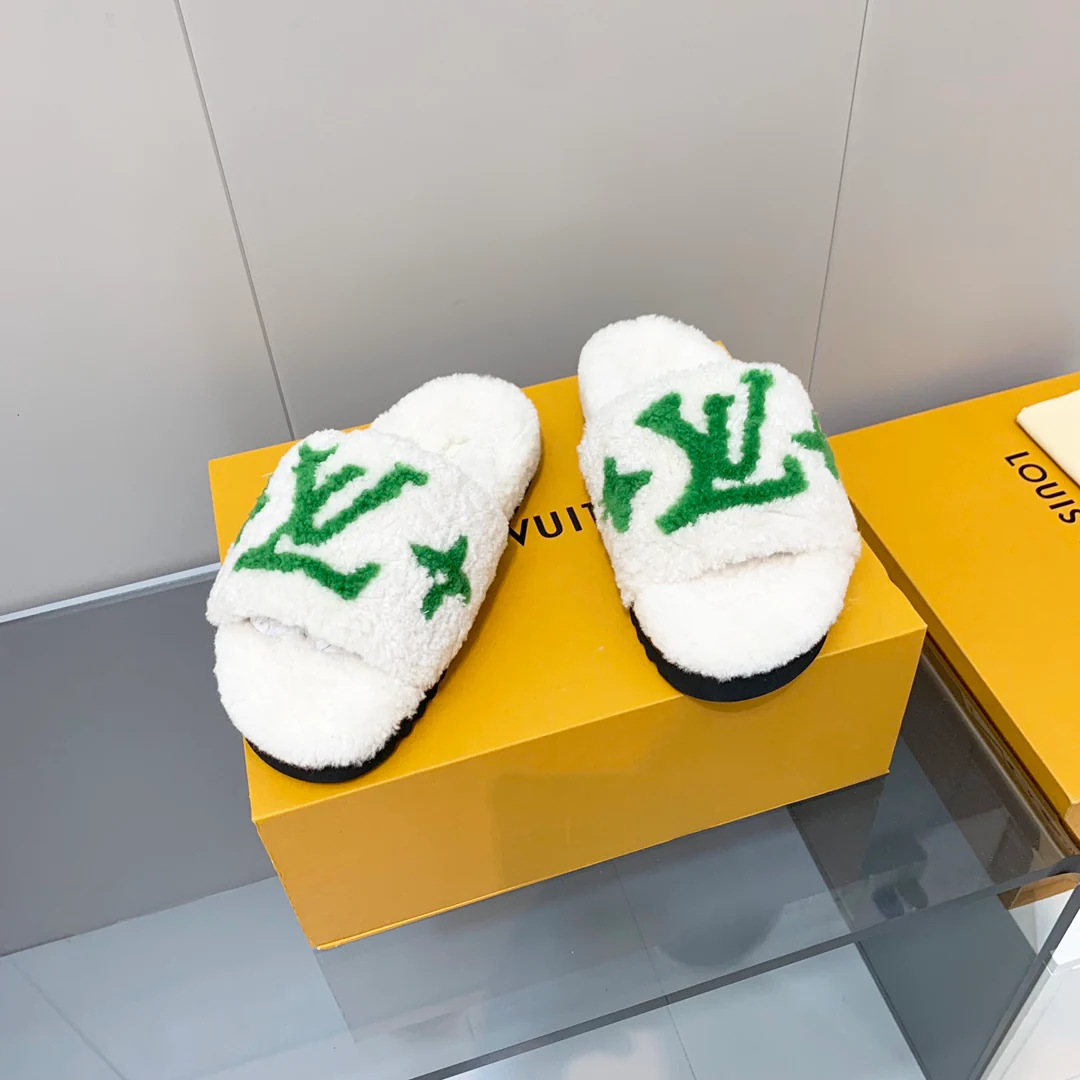 Новинка ранней весны 2022 года от LV — Пушистые тапочки — Белые и зеленые