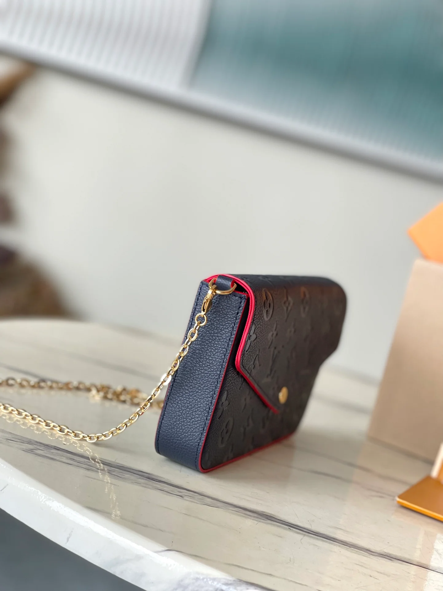 m64099-LV-pochette-felicie-empreinte сумка через плечо с тиснением-темно-синий