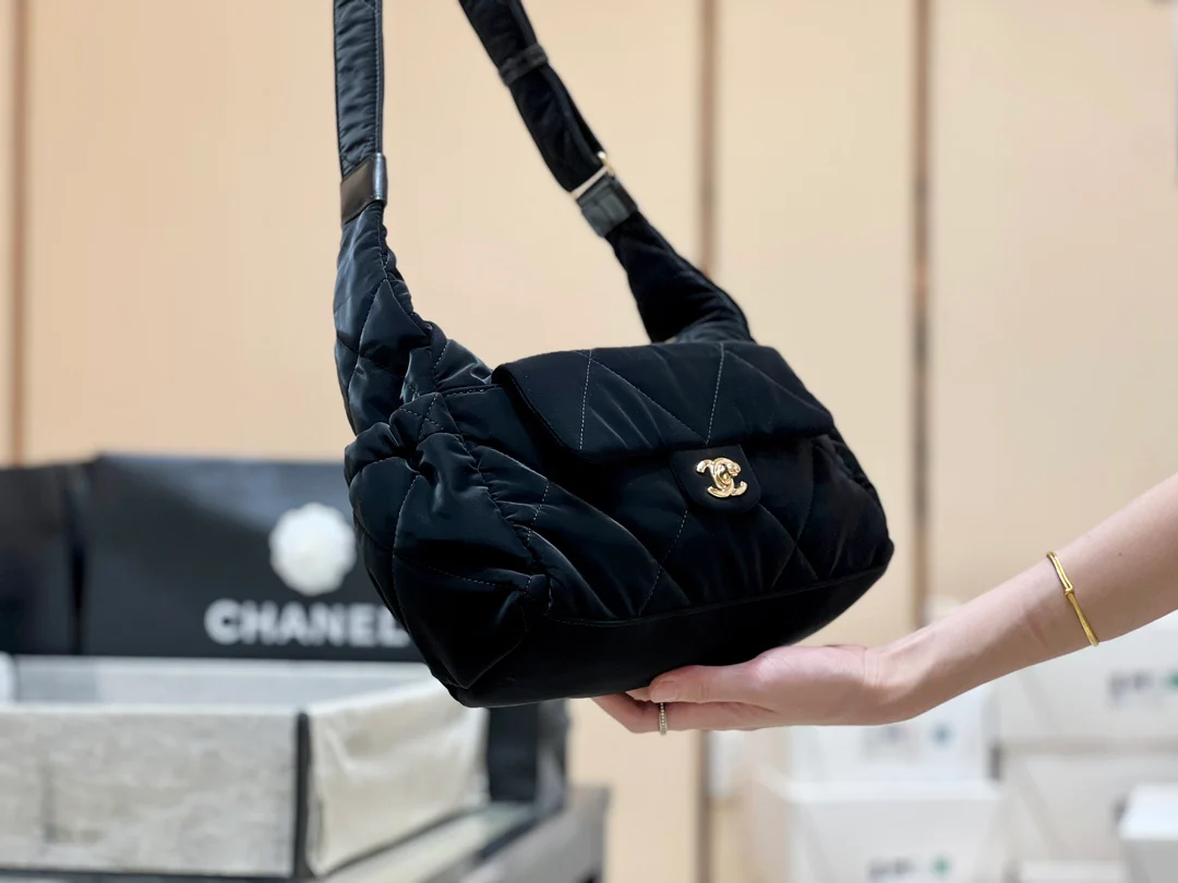 Сумка для лыж Chanel 24n-Coconige, маленькая, черная.