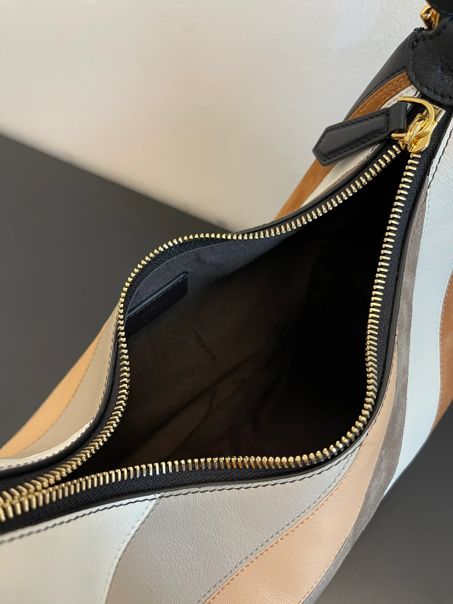 Fendi-fendigraphy - Большая коричневая сумка под мышку в форме полумесяца