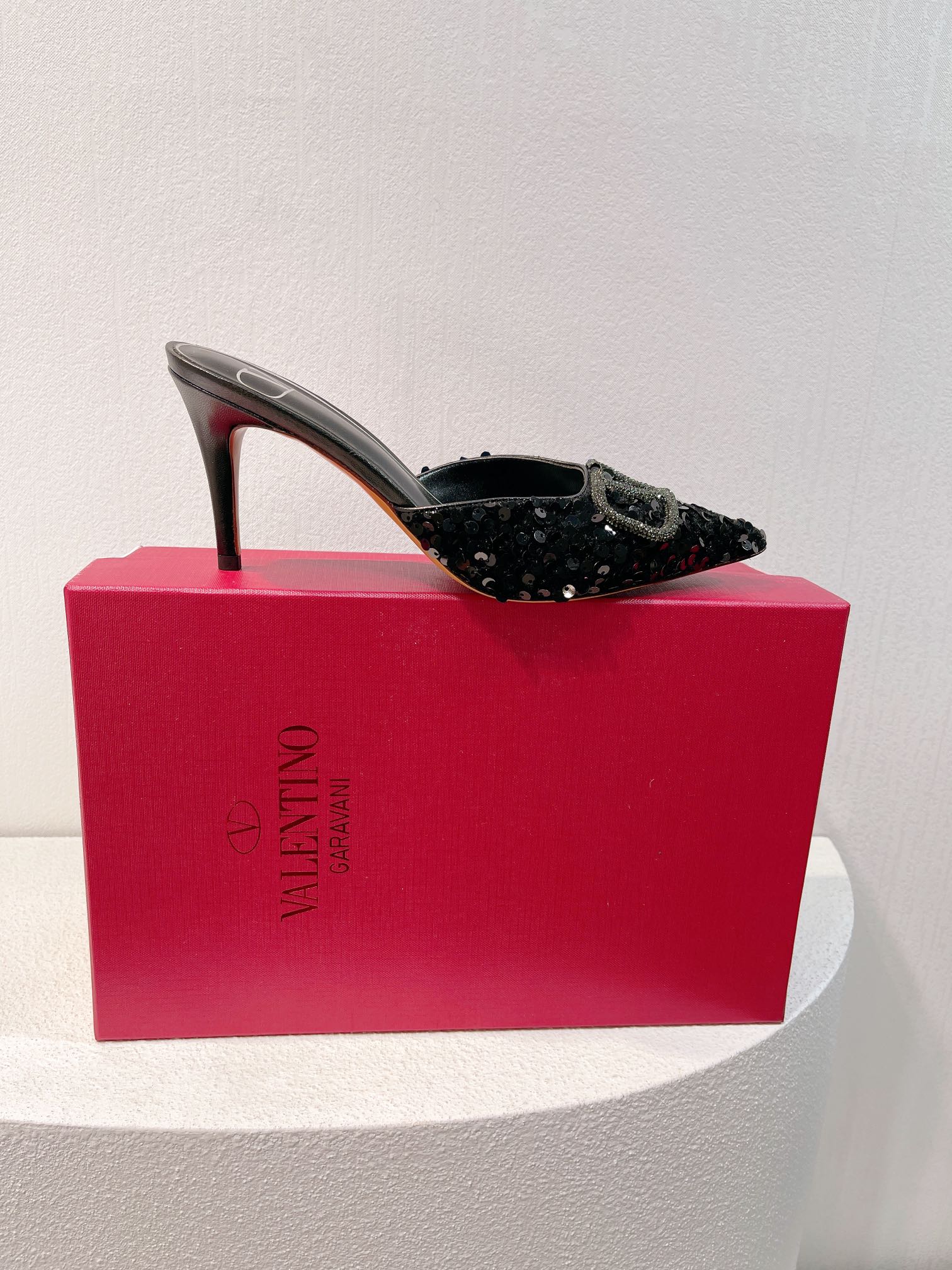 Новинка с официального сайта Valentino 2023 — Блестящие полосатые босоножки на высоком каблуке — 8 см — Черные