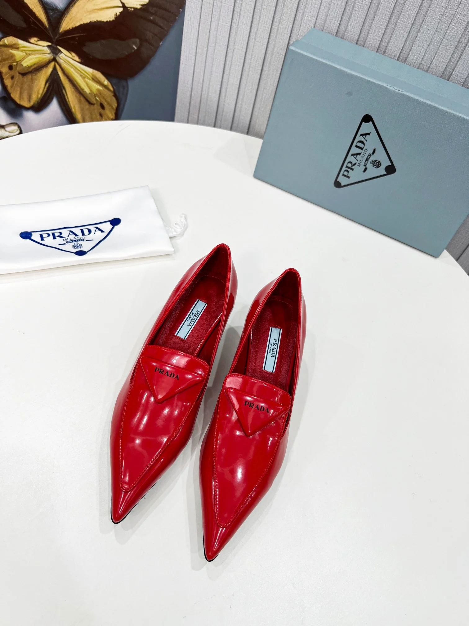 Новинка сезона весна/лето 2022 от Prada — туфли на невысоком каблуке с острым носком.