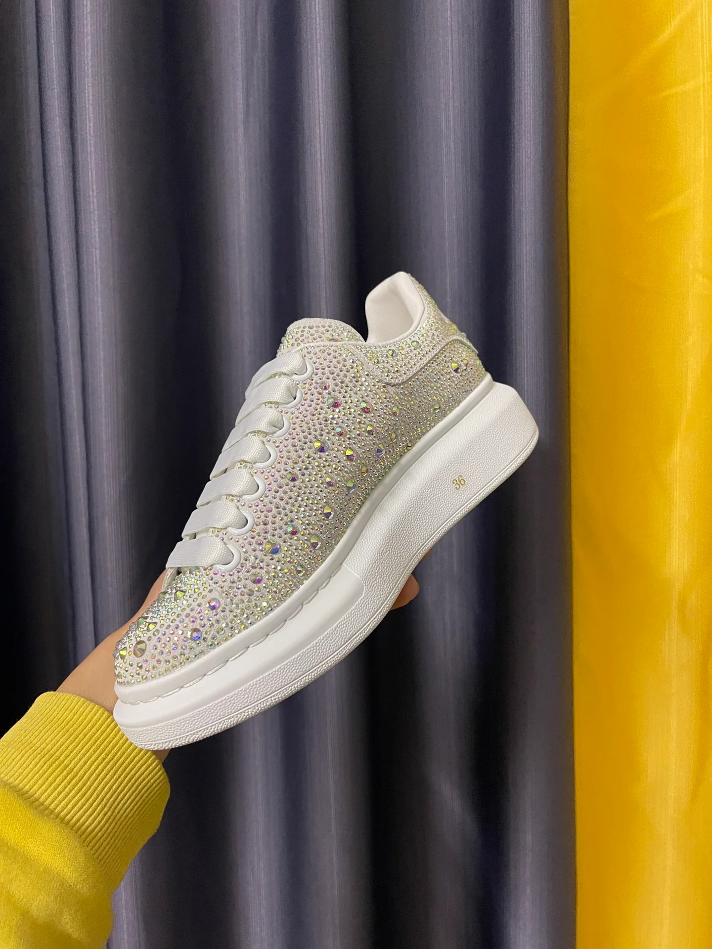 Классические белые кроссовки McQueen - унисекс - с переливающимся алмазным покрытием - премиум-издание