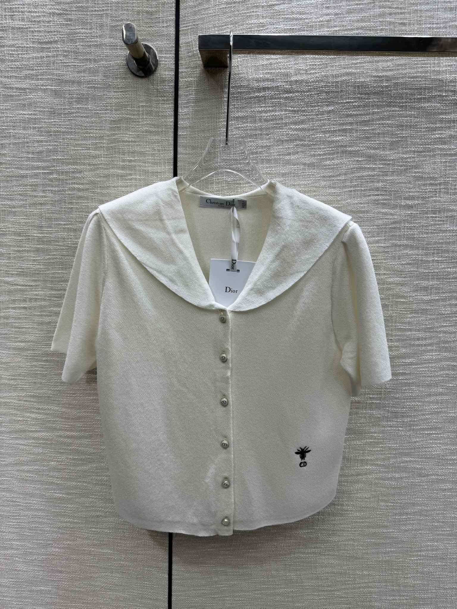 Dior - Коллекция ?Ранняя весна? 2403-24: воротник-стойка, воротник-шаль, трикотажная вещь с коротким рукавом - белый