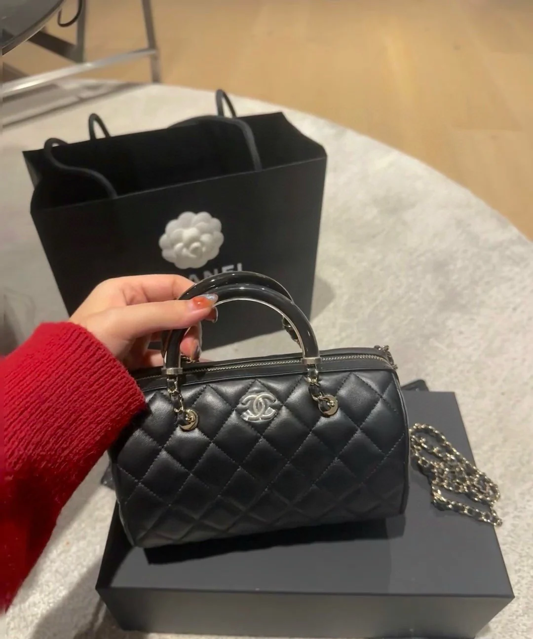 Сумка Chanel 25c Boston Bowling Bag — черно-золотая.