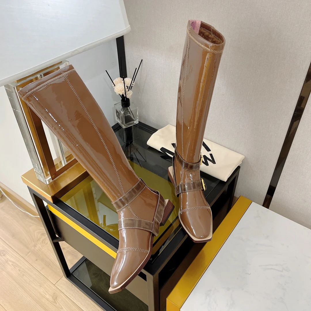 Новинка сезона осень/зима 2022 от Fendi - Ботинки из эластичной лакированной кожи, серия FFrame - Ботинки на плоской подошве