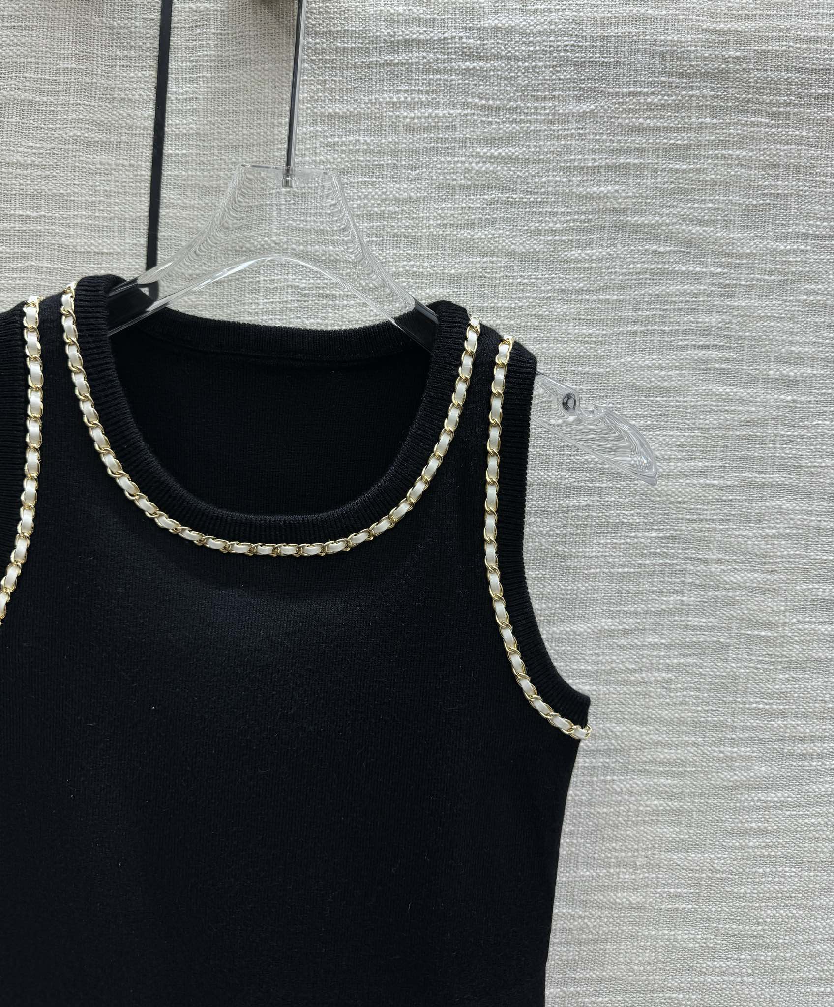 Жилет Chanel 2403 ручной работы из плетеной ткани с цепочками - черный