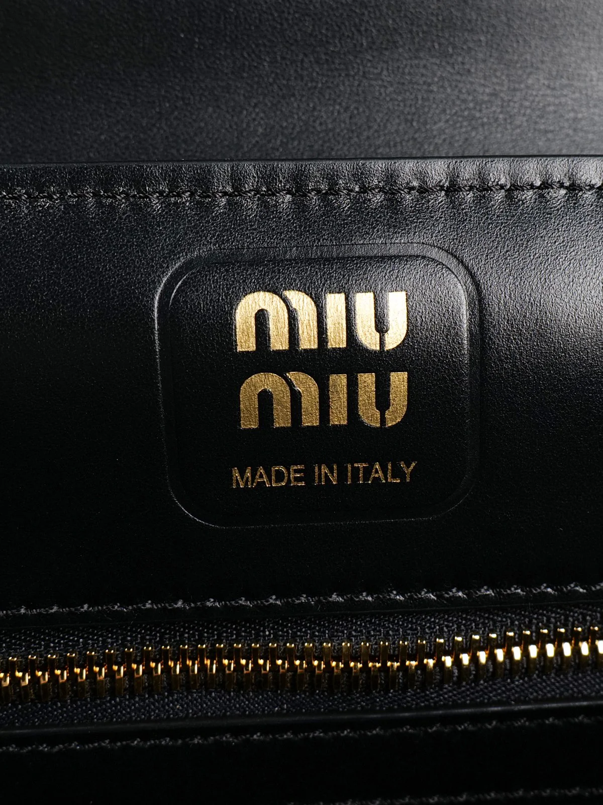 Сумка-багет Miu Miu через плечо - черная