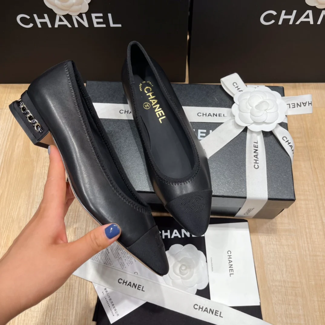 Chanel - Черные балетки с острым носком