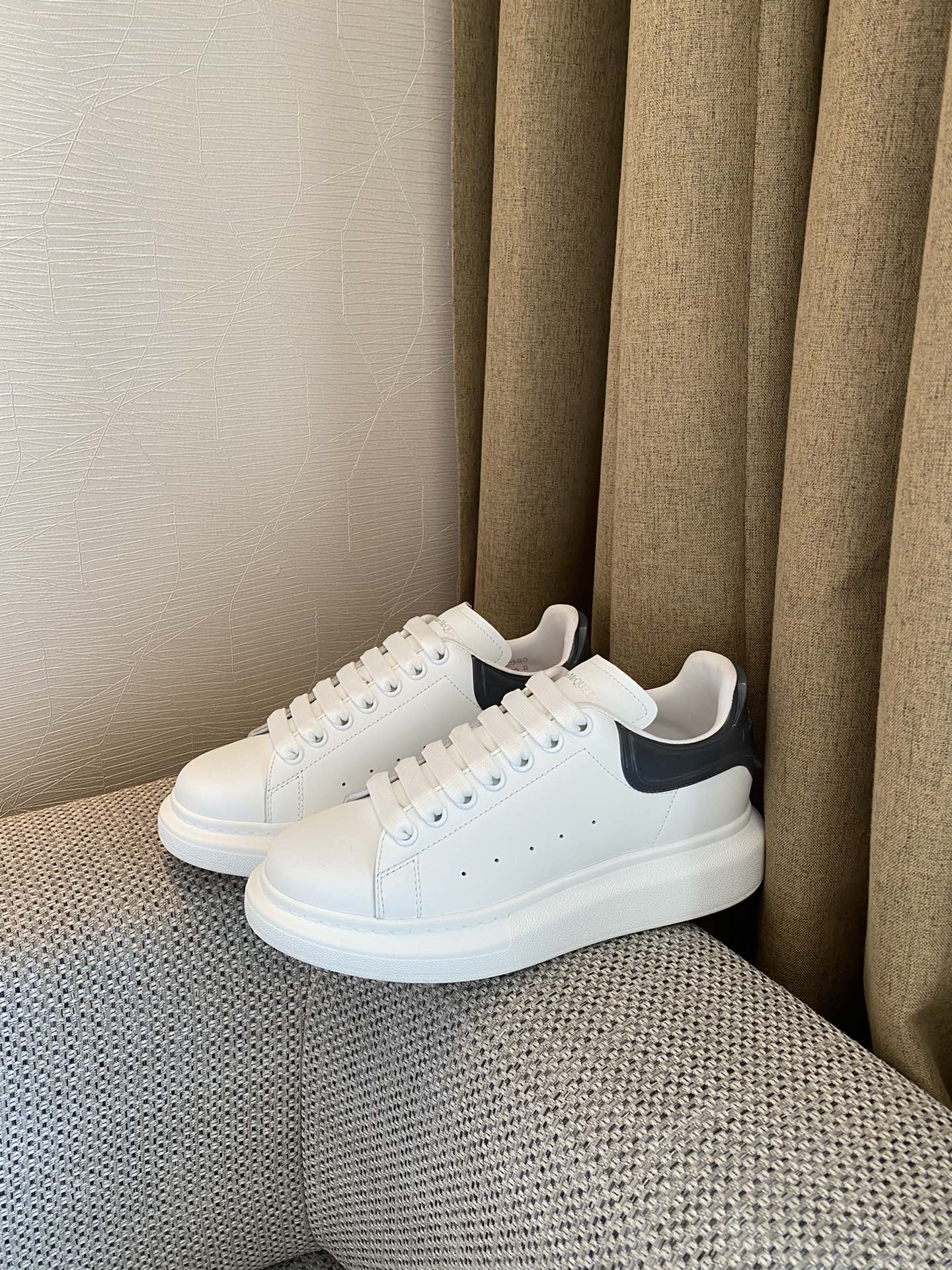 Классические белые кроссовки McQueen - на каблуке-резинке - темно-серые