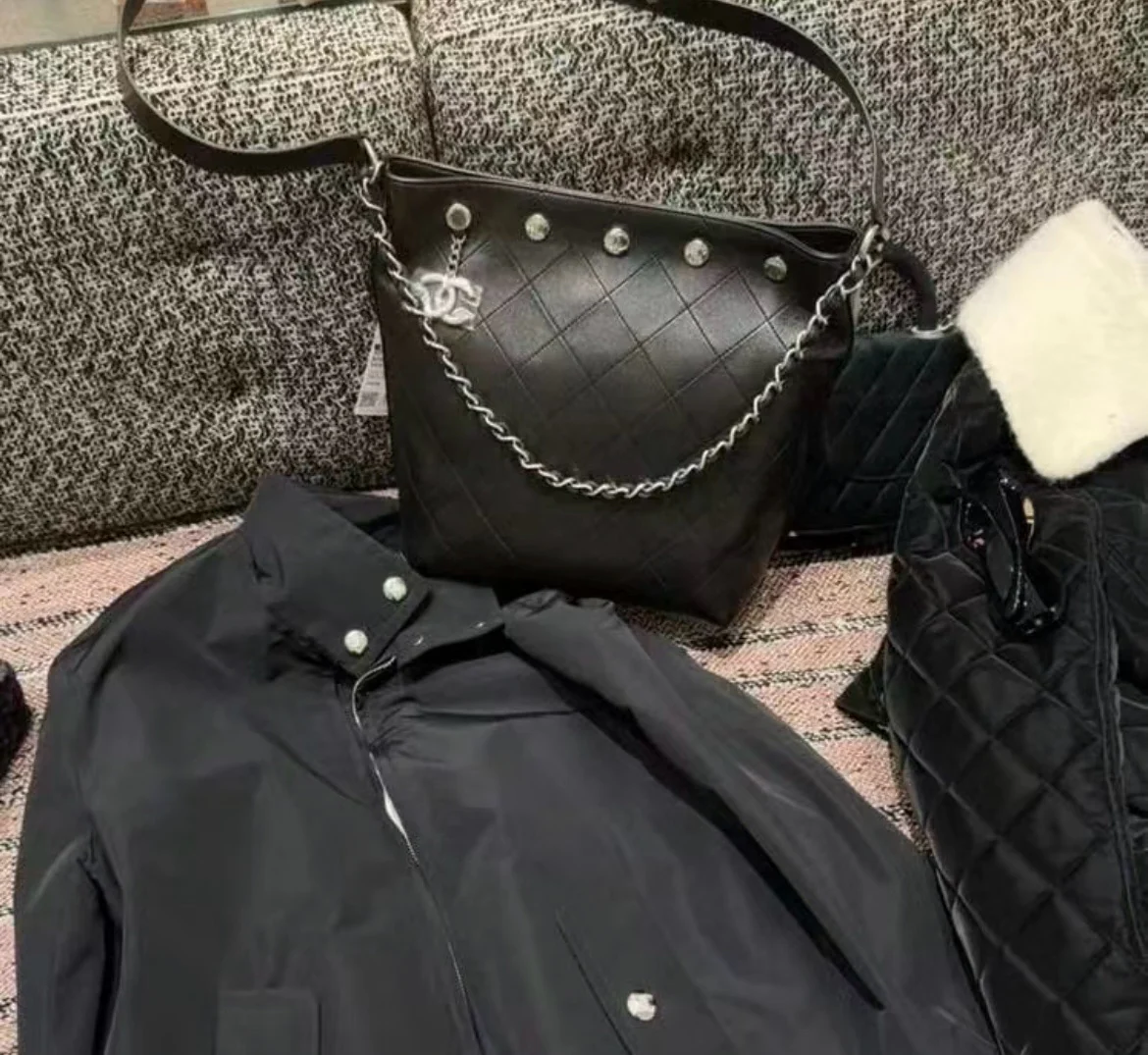 Сумка Chanel в стиле хиппи с золотой монетой 25 пенсов — черно-серебряная.