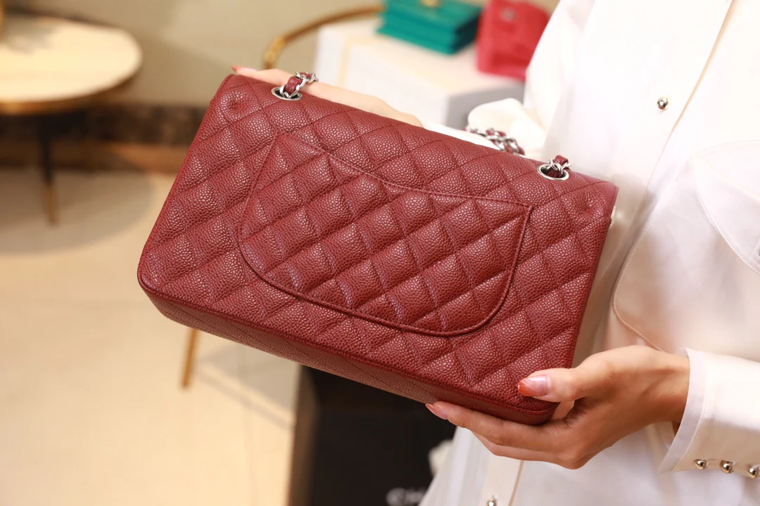 Классическая сумка Chanel Caviar CF, бордовая, с серебряной пряжкой, 25 см.