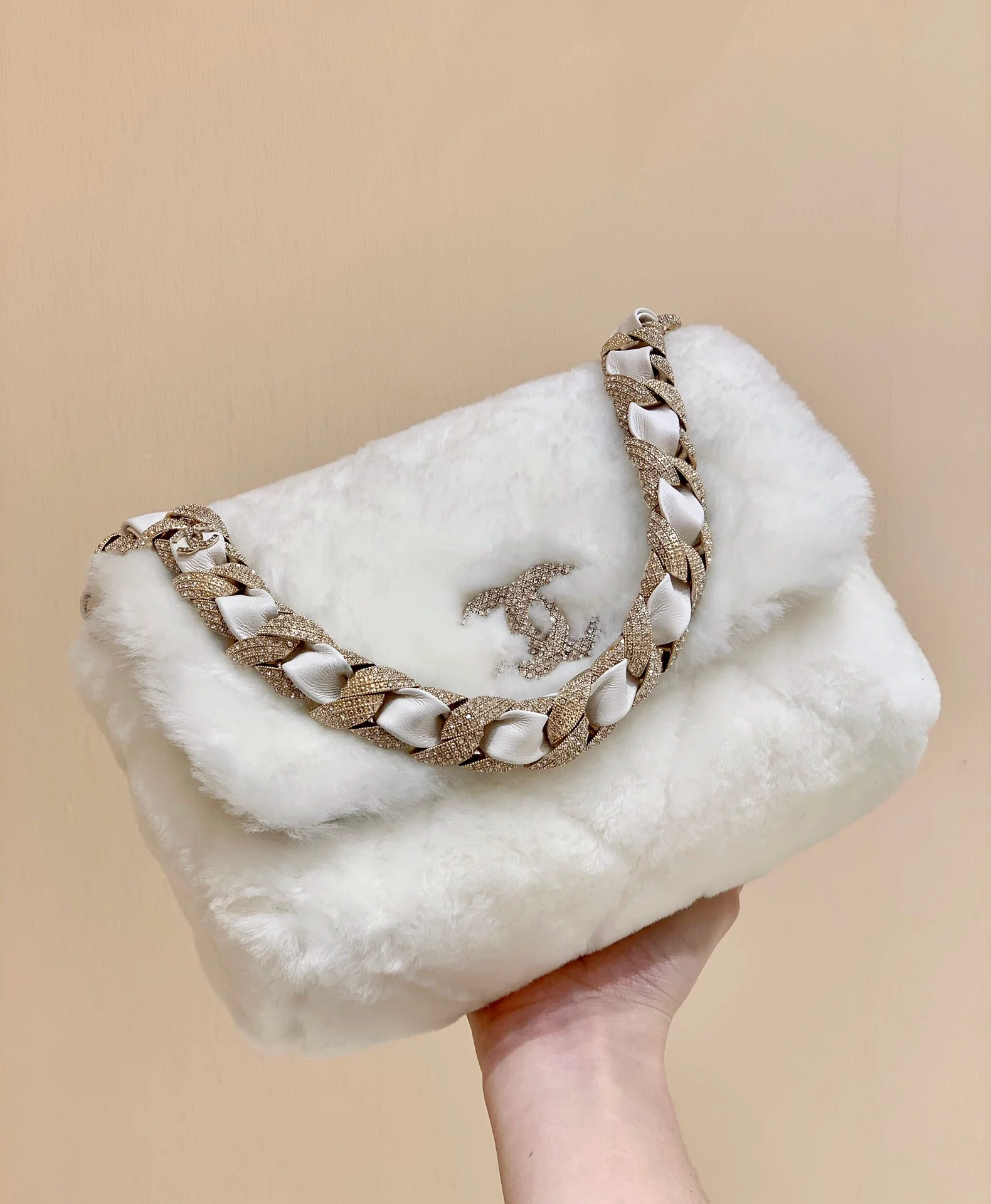 Сумка Chanel из овчины с бриллиантовой цепочкой