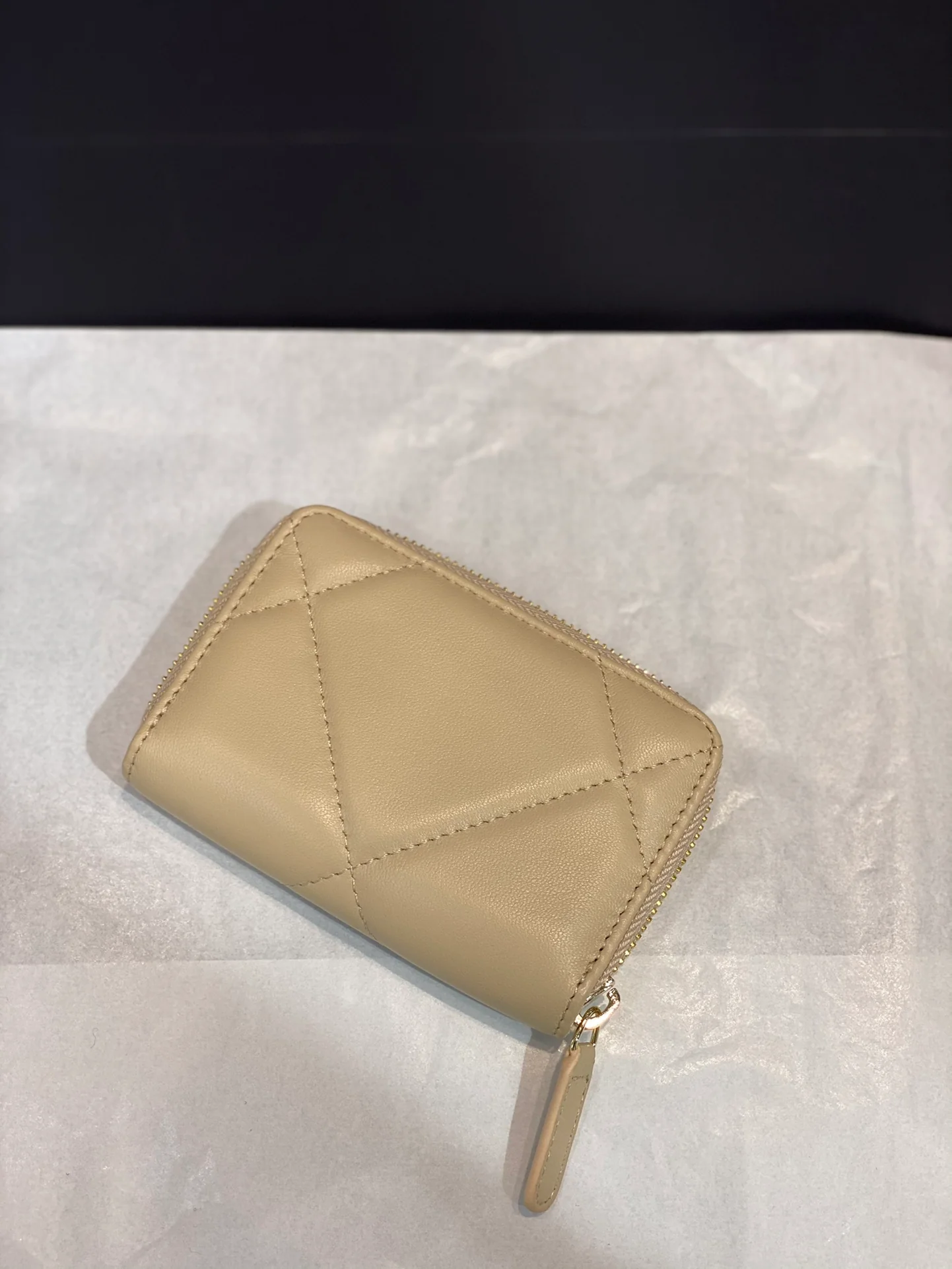 Chanel 19 серии - Большой держатель для карт на молнии с ромбовидным узором - Желтый