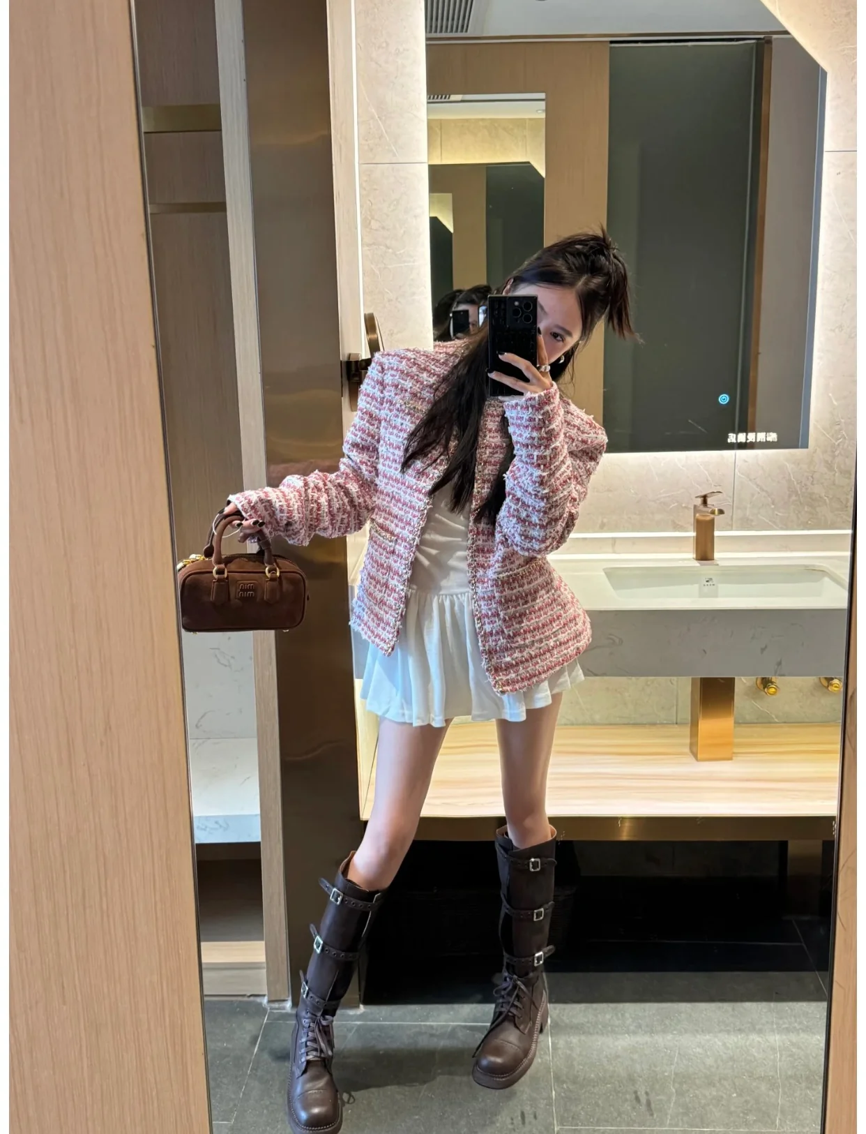 Сумка-боулинг Miu Miu из замши, маленькая, коричневая, излучает роскошь при ношении.