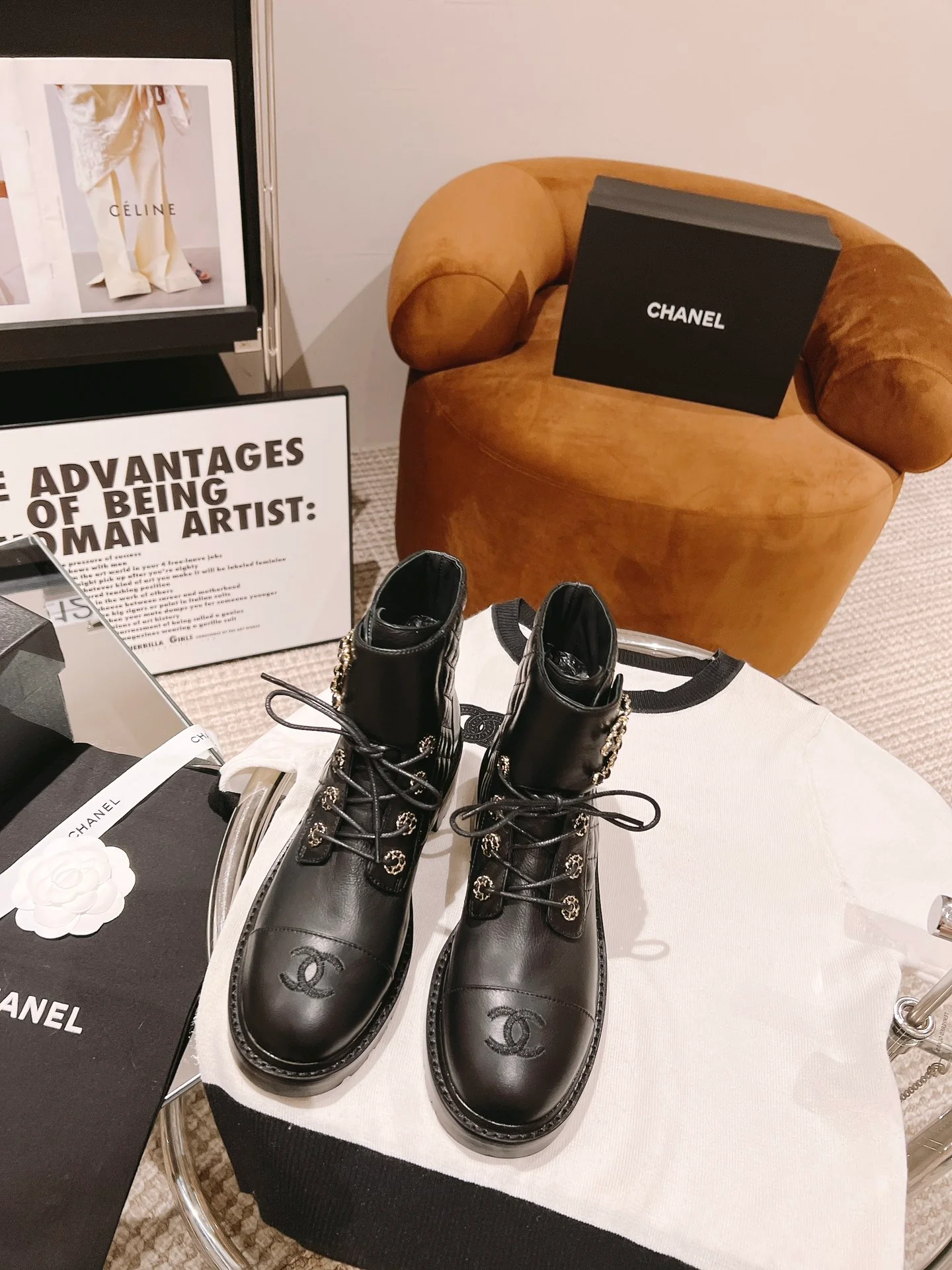 Мотоциклетные ботинки Chanel с цепочкой и стеганой подошвой - черные