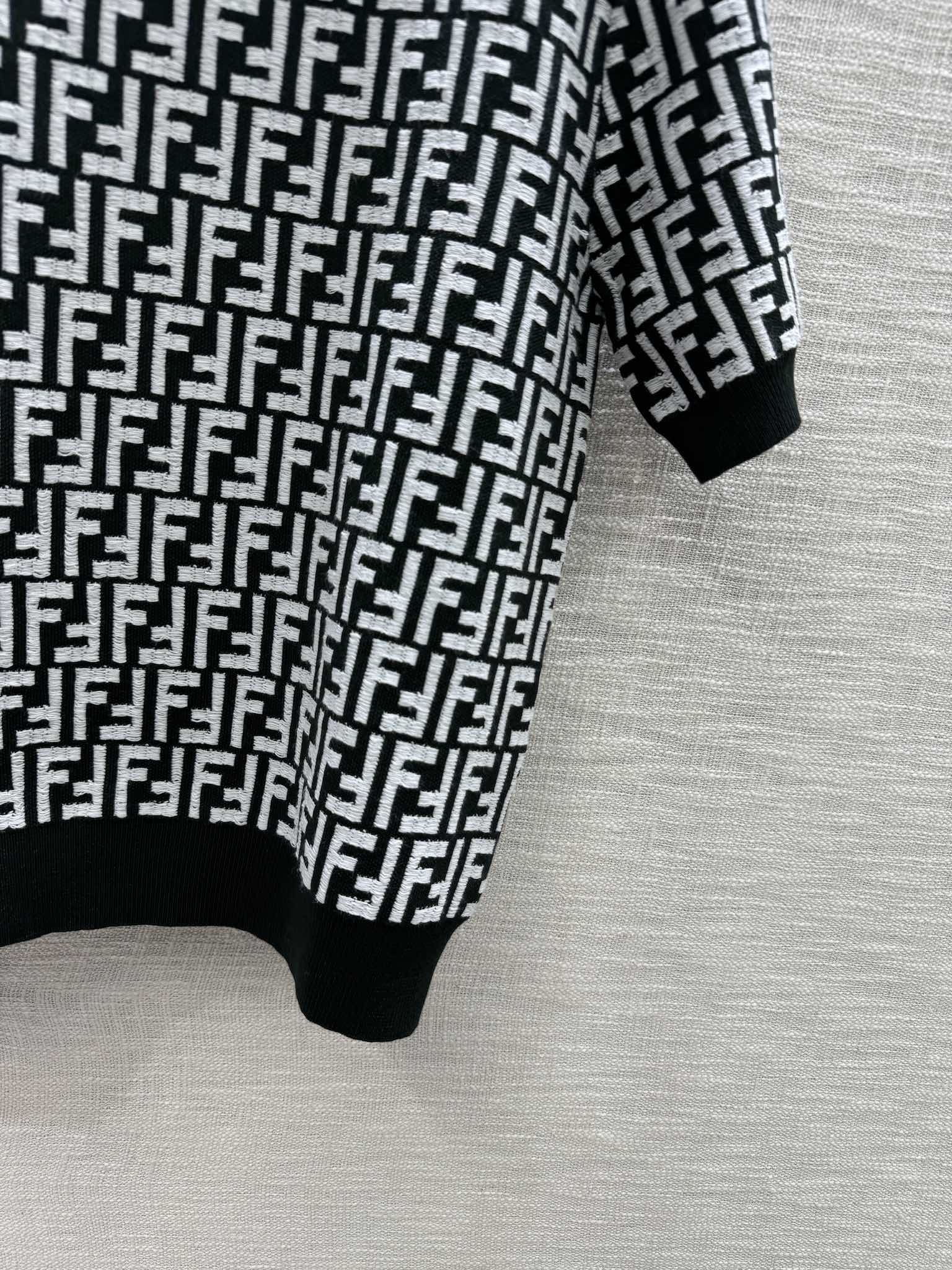 Fendi-2403-24 Новая коллекция ранней весны. Трикотажный свитер с коротким рукавом и круглым вырезом, с монограммой.