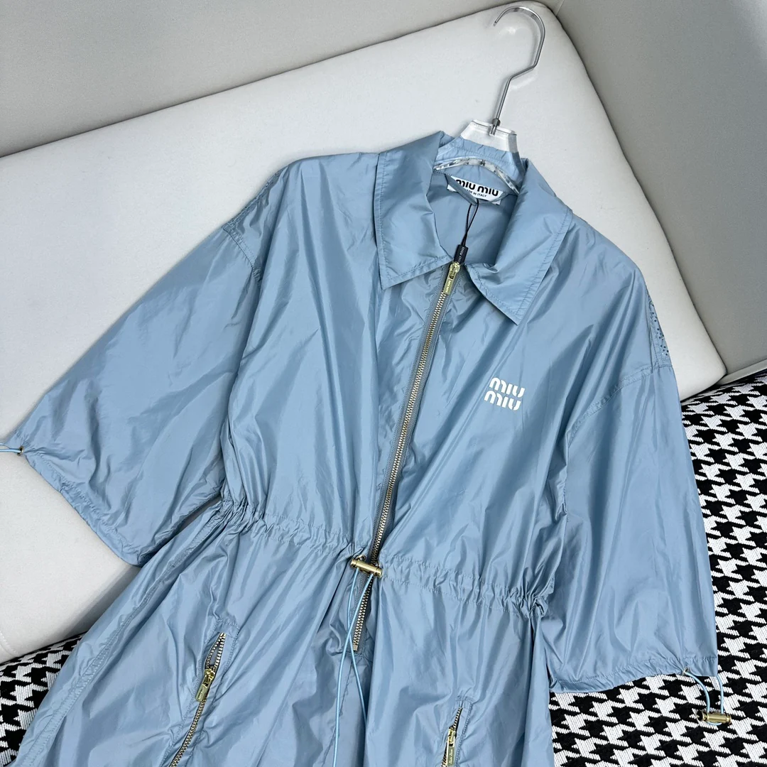 Miu Miu - Новая коллекция Весна/Лето 2024: Платье Miu с воротником и буквенным принтом