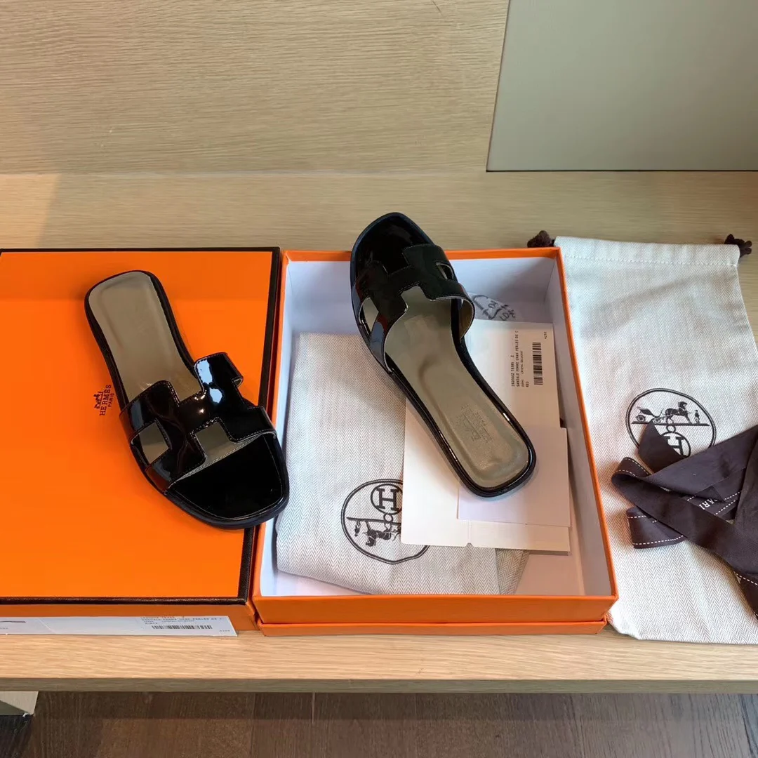 Классические домашние тапочки Hermes с буквой H — лакированная кожа, черные.