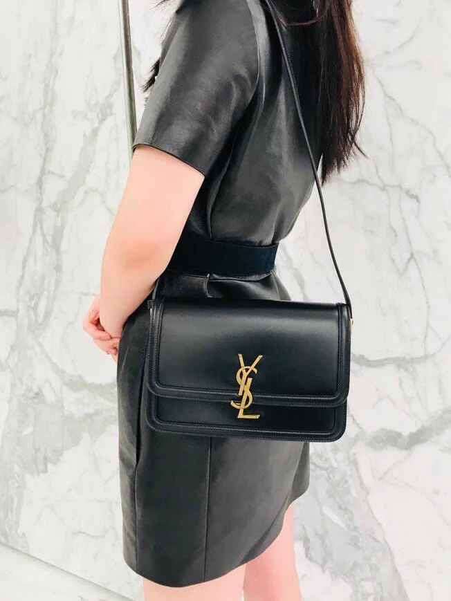 Сумка YSL Solferino Tofu Bag - Черная - 23 см - На фото: В образе.