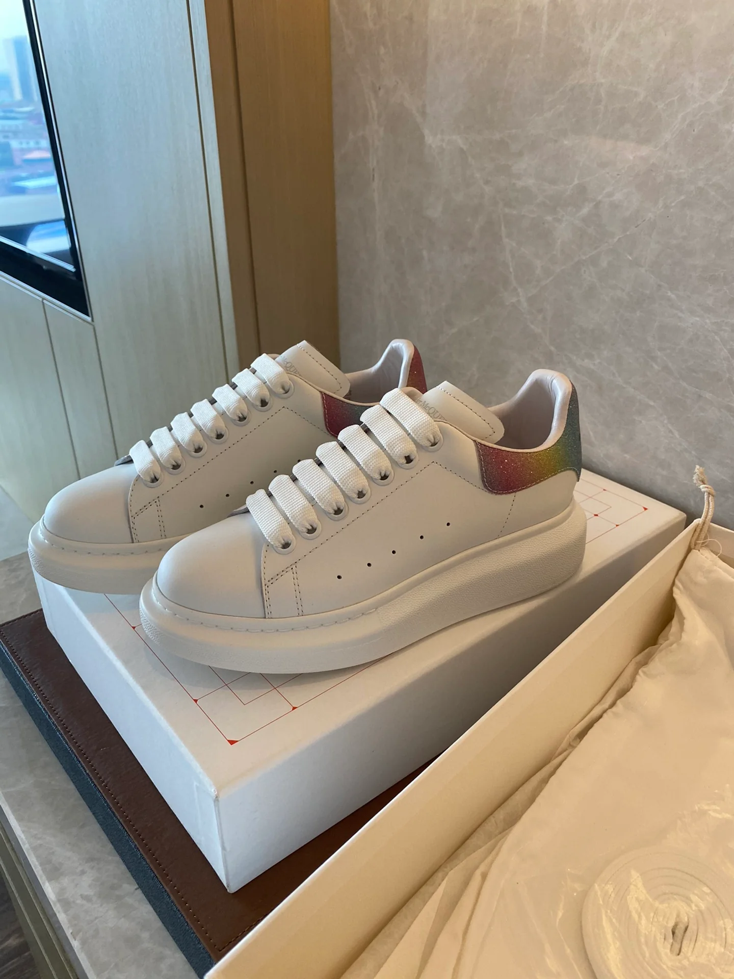 Классические белые кроссовки McQueen - замшевая подошва на каблуке - с блестками