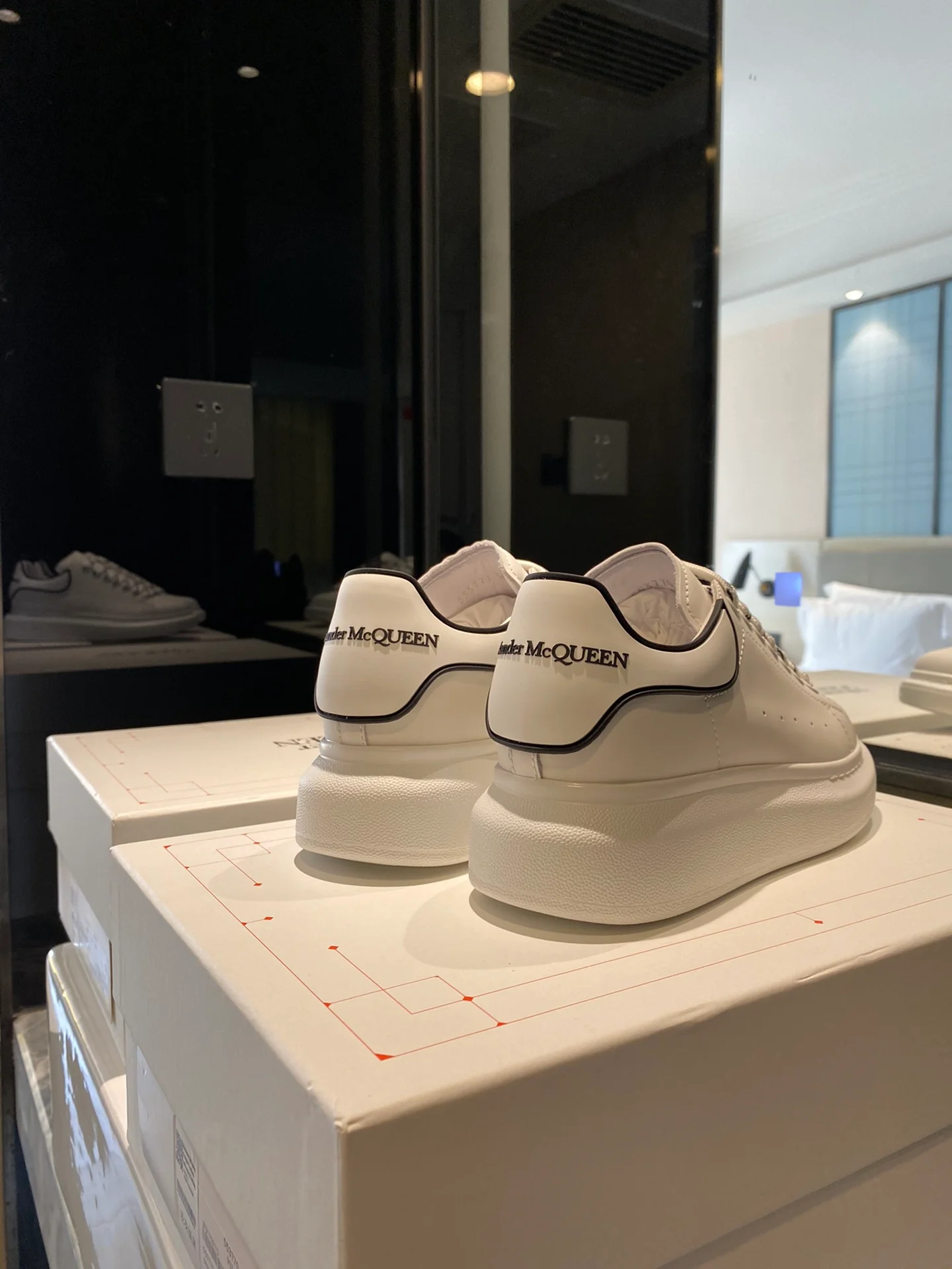 Классические белые кроссовки McQueen с 3D-логотипом из смолы — черные