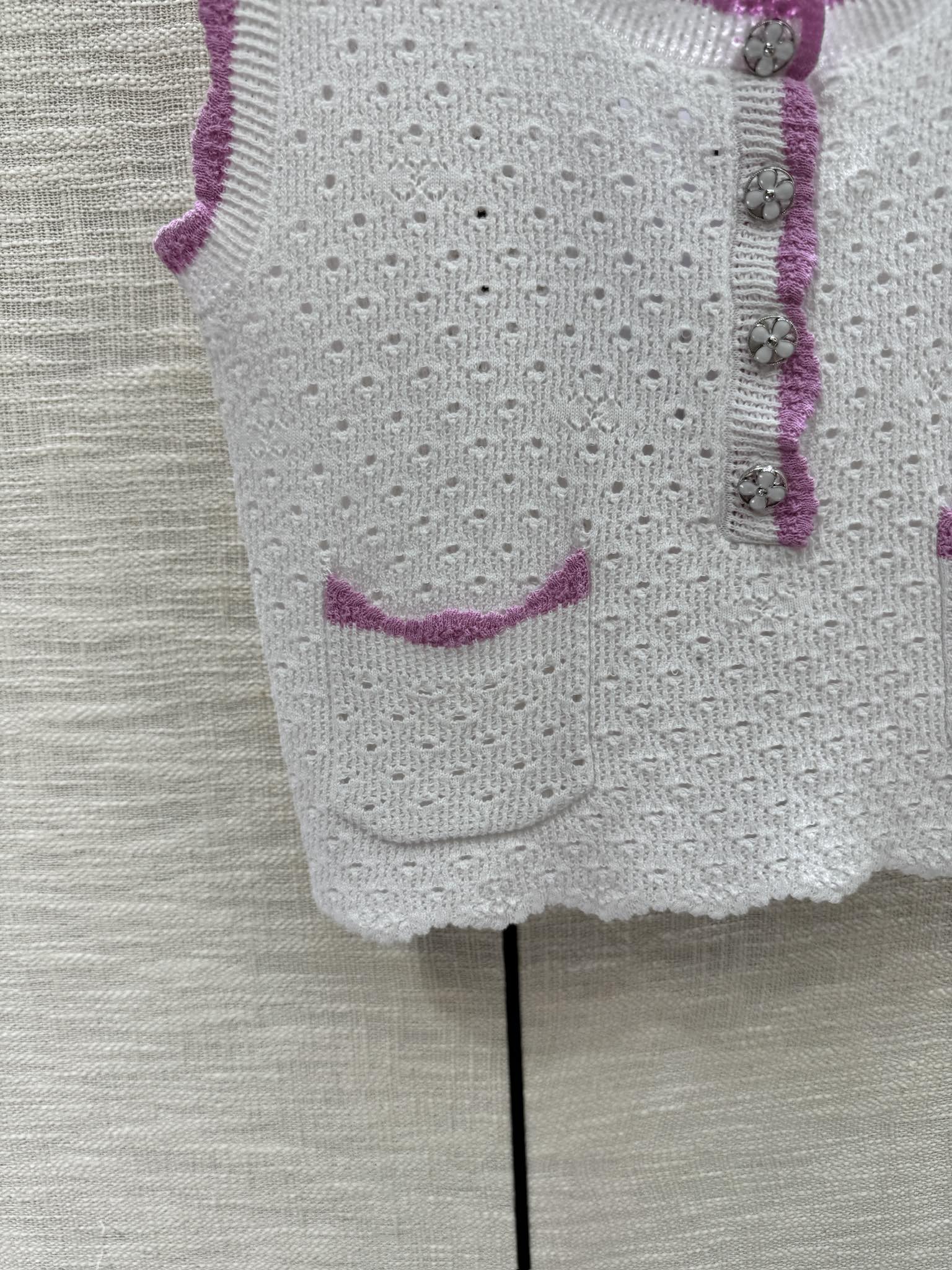 Chanel 2403 - Ажурный трикотажный жилет с двумя карманами - Белый