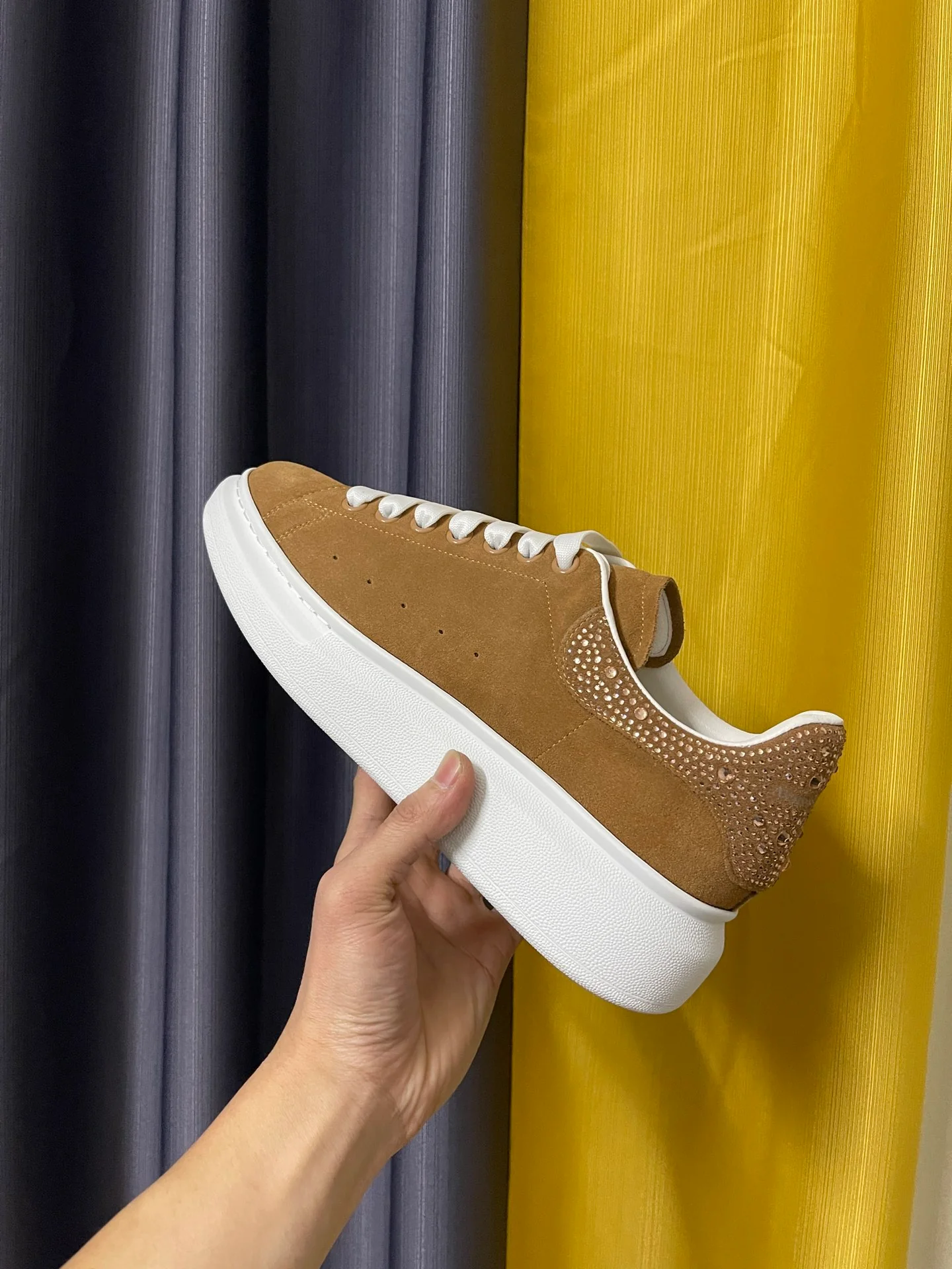 Классические белые кроссовки McQueen - унисекс - коричневая замша - каблук со стразами