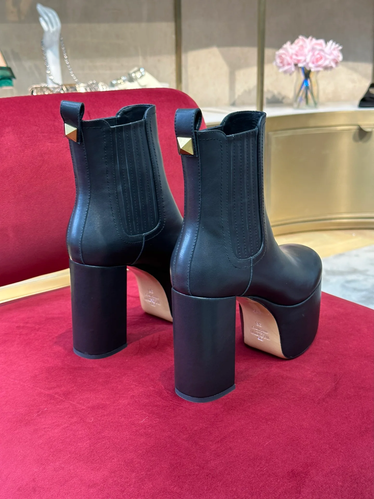 Новинка сезона осень/зима 2022 от Valentino - Ботильоны на высоком каблуке - Черные