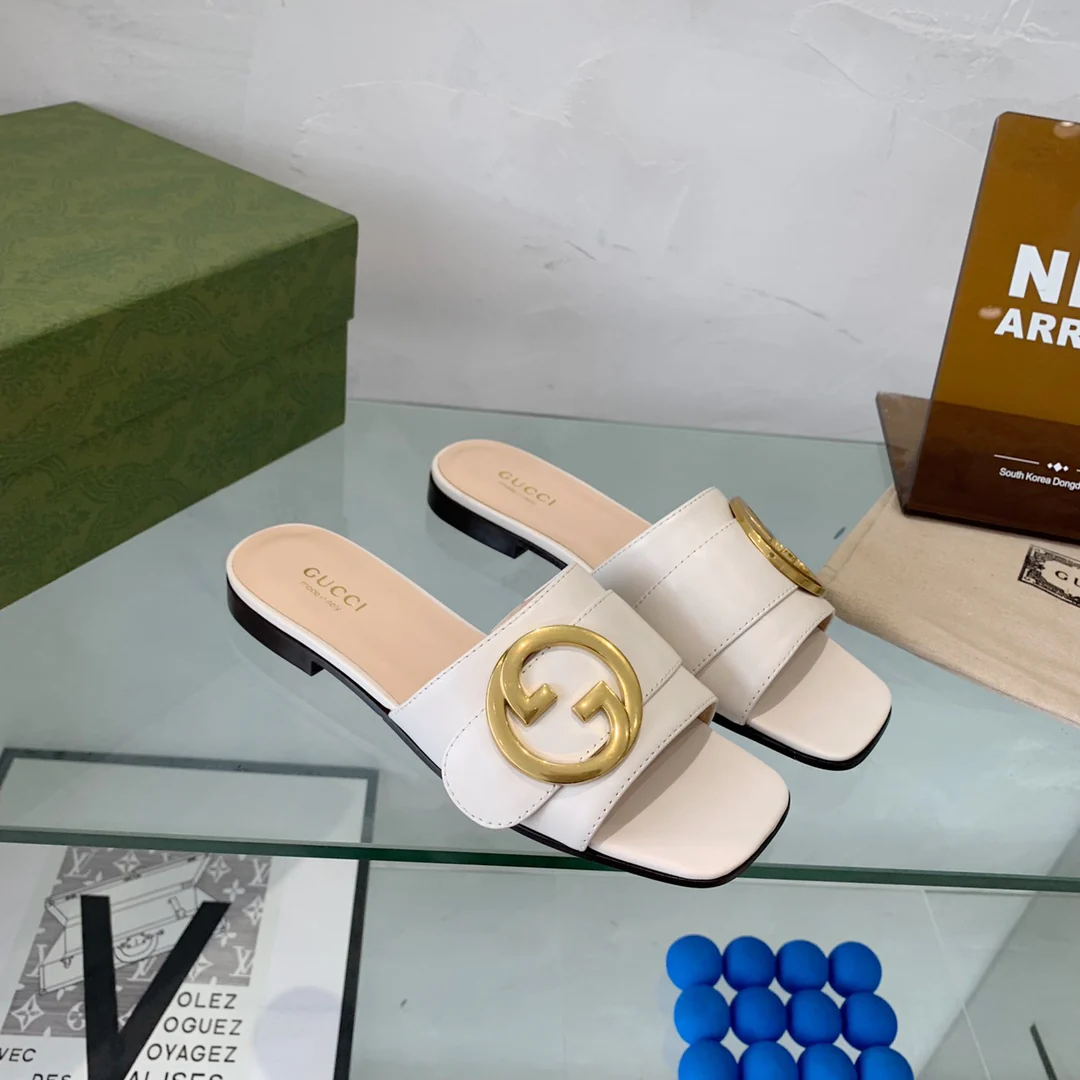 Новинка сезона весна/лето 2022 от Gucci - тапочки с двойной буквой G - 1 шт.