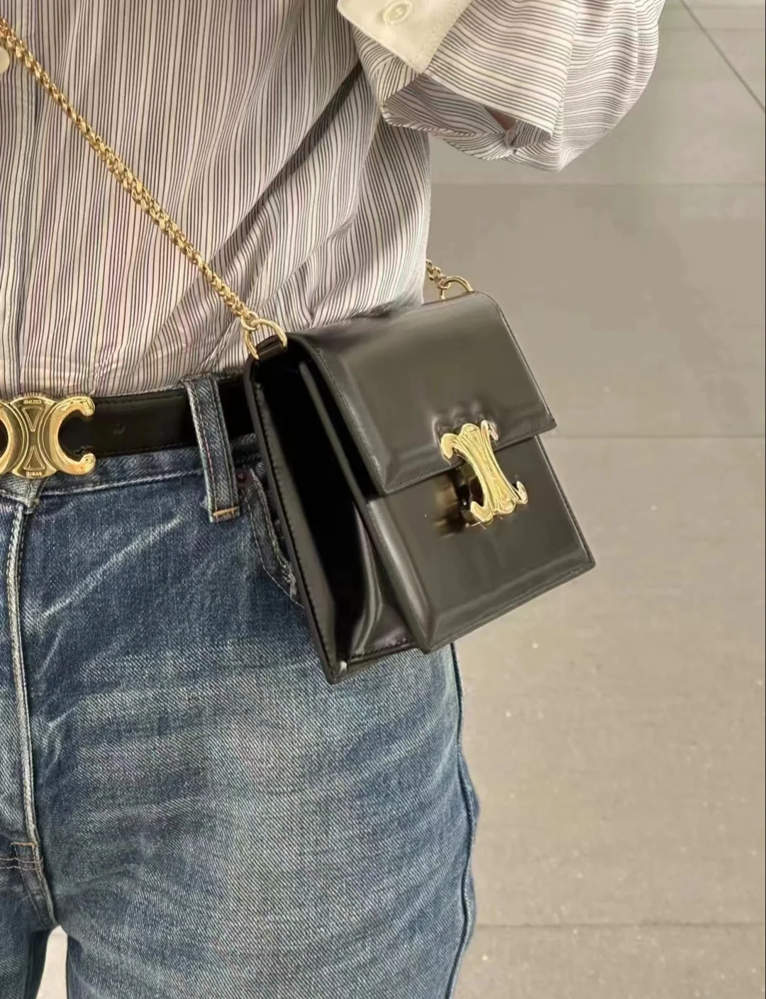 Сумка Celine Soir Triomphe WOC из кожи с цепочкой, осень/зима 2023, черная.