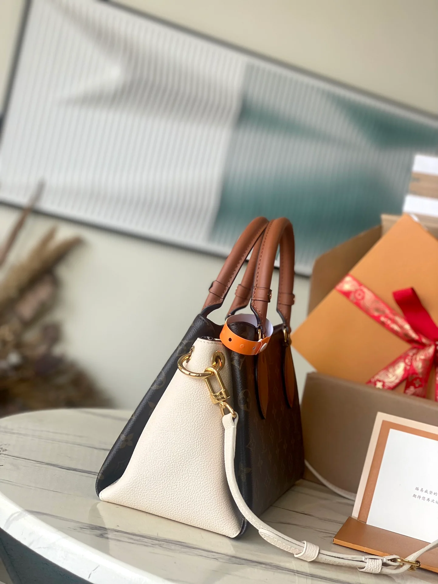 m46495-LV-opera-bb-handbag-white