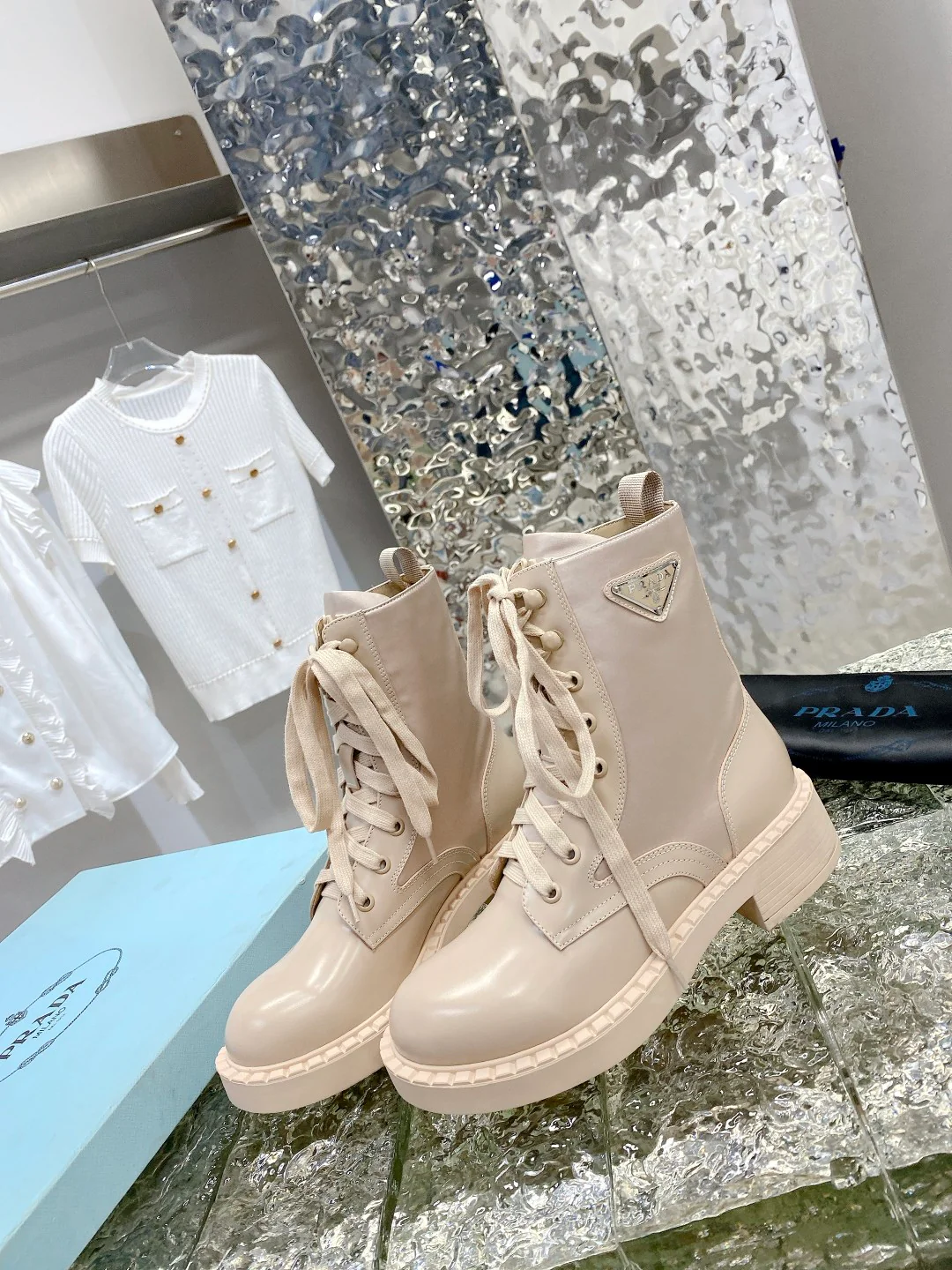 Новинка сезона осень/зима 2022 от Prada — ботинки Dr. Martens на шнуровке с треугольным логотипом.