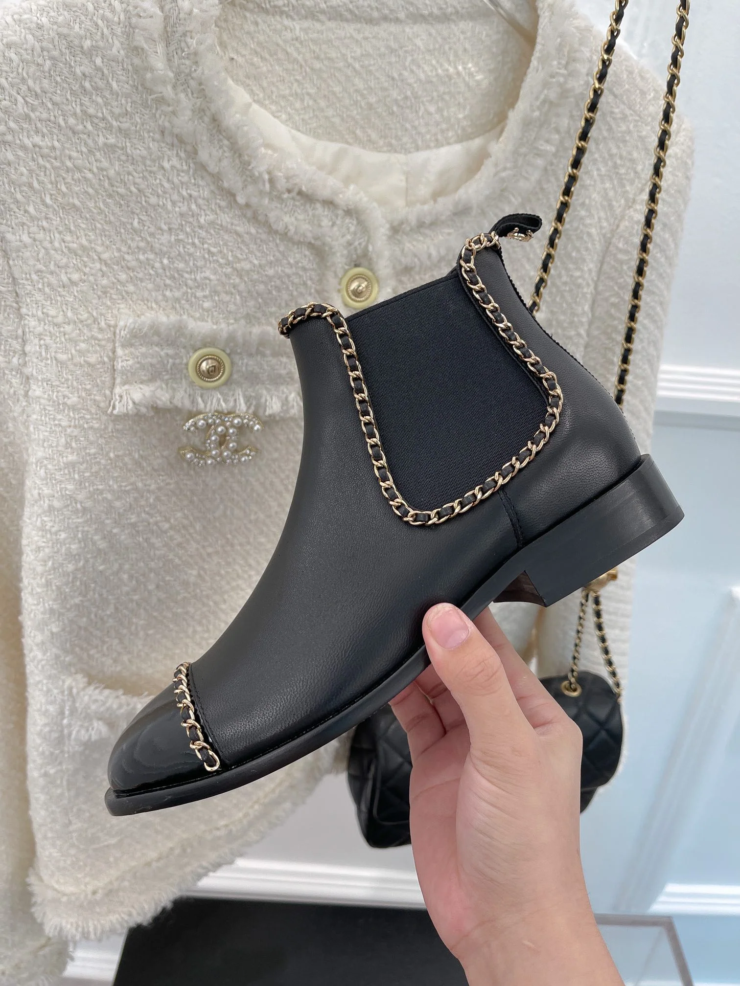 Новинка сезона осень/зима 2023 от Chanel - Ботильоны на массивном каблуке с цепочкой - 3 см - с боковой застежкой (черные)