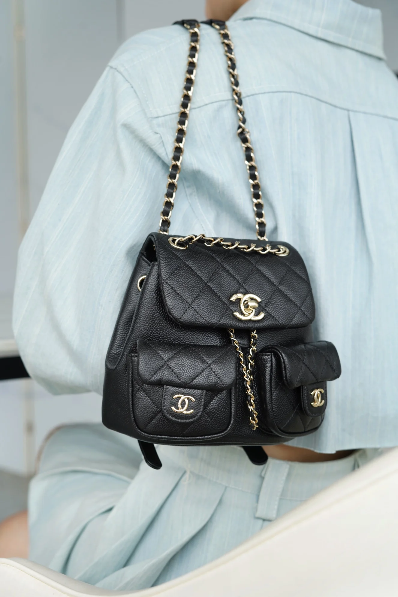 Коллекция Chanel Весна/Лето 2023 - Duma - Однотонный рюкзак из телячьей кожи - Черный - Мини