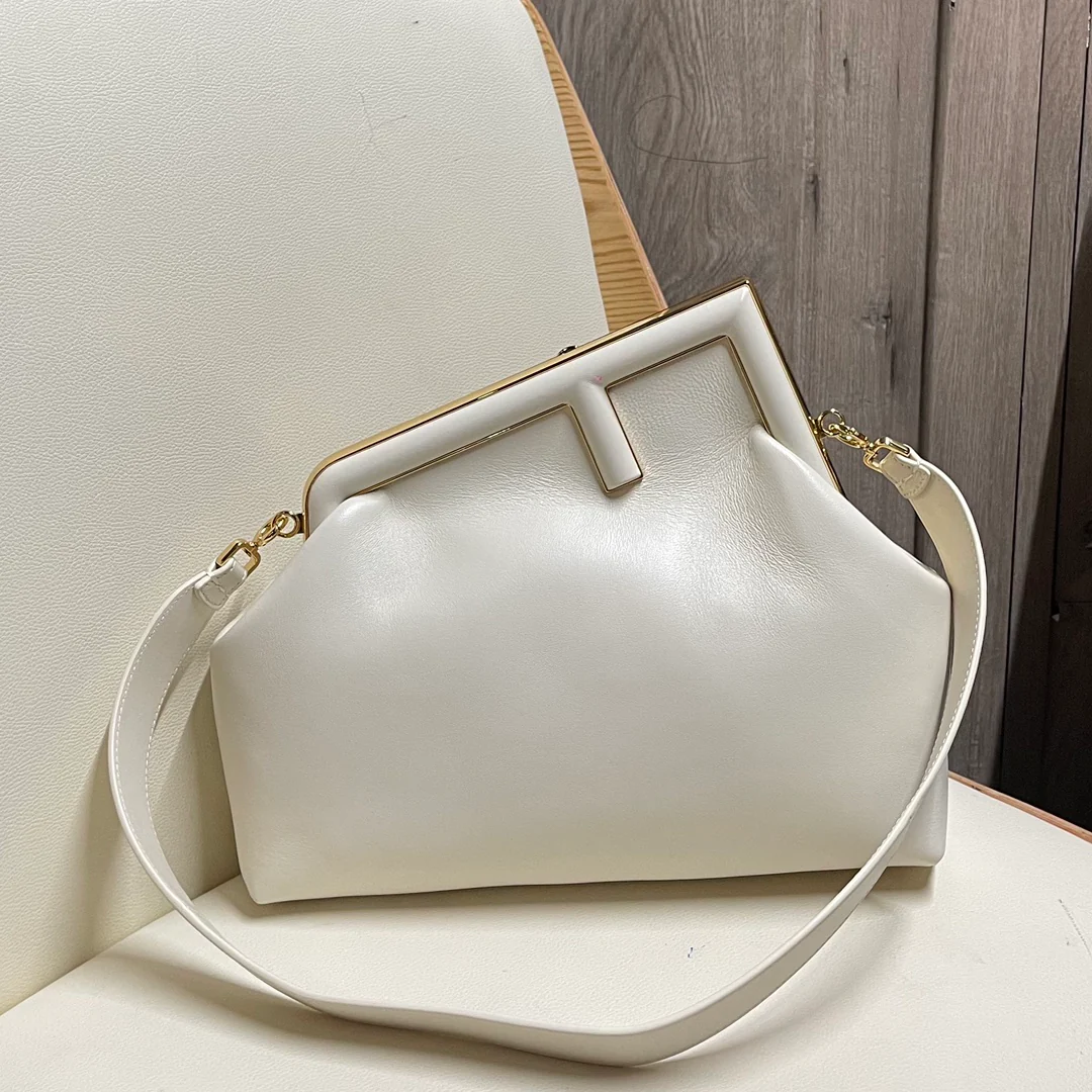 Средняя белая кожаная сумка Fendi First