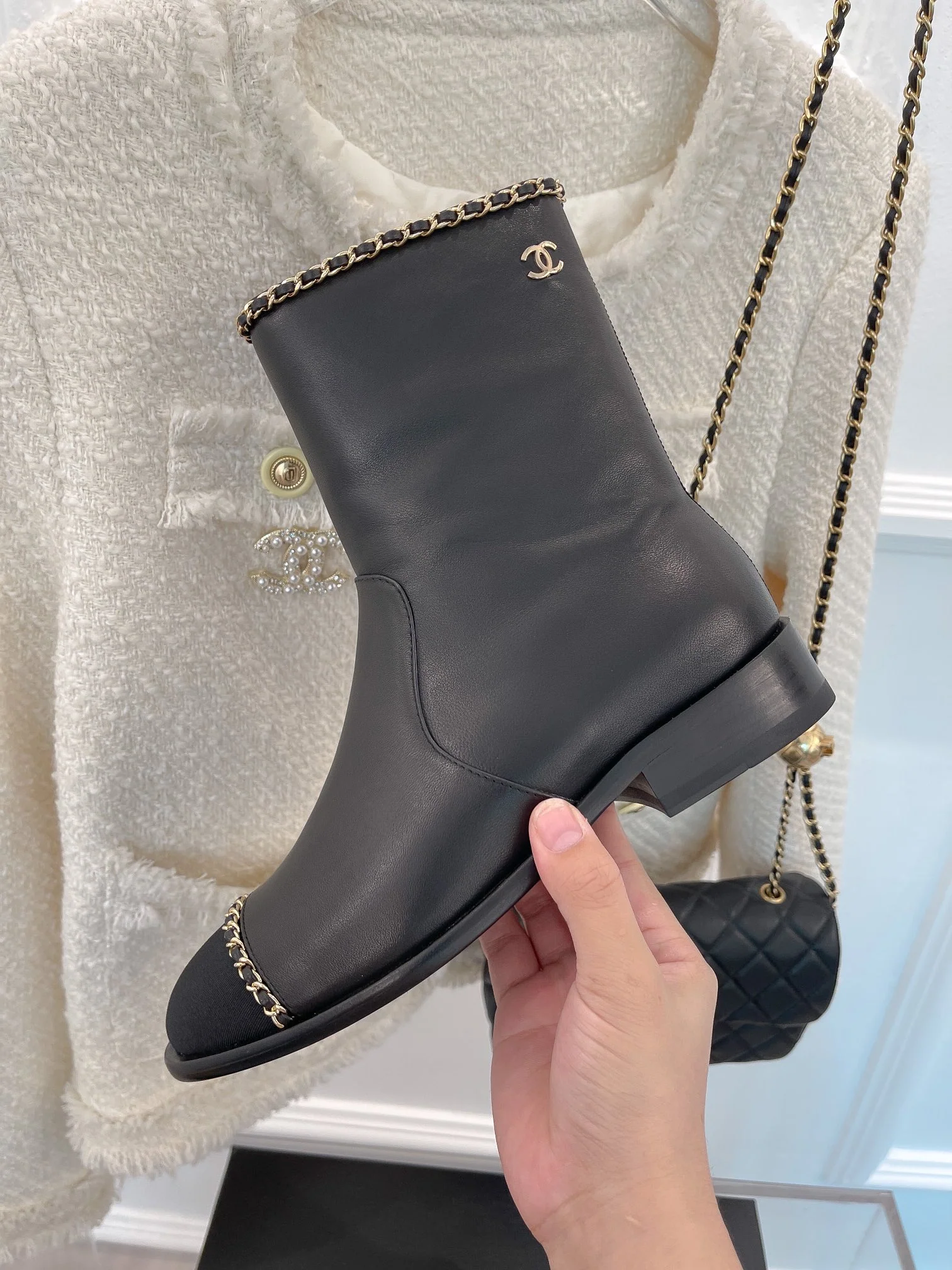 Новинка сезона осень/зима 2023 от Chanel - Ботильоны на массивном каблуке с цепочкой - Черные