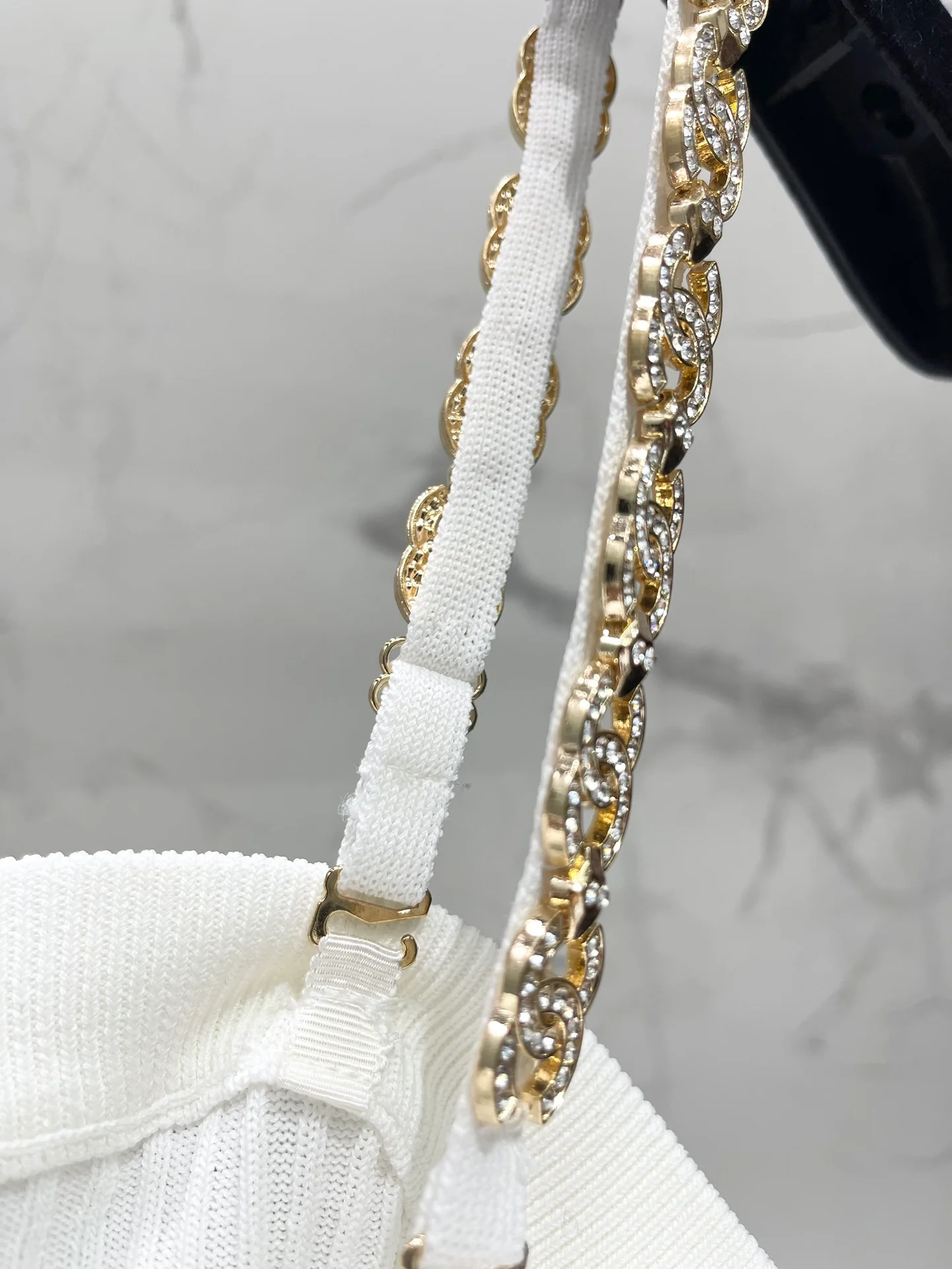 Chanel 2403-24 Летняя новинка: вязаная кофточка ручной работы с цепочкой, стильная и универсальная, белая.