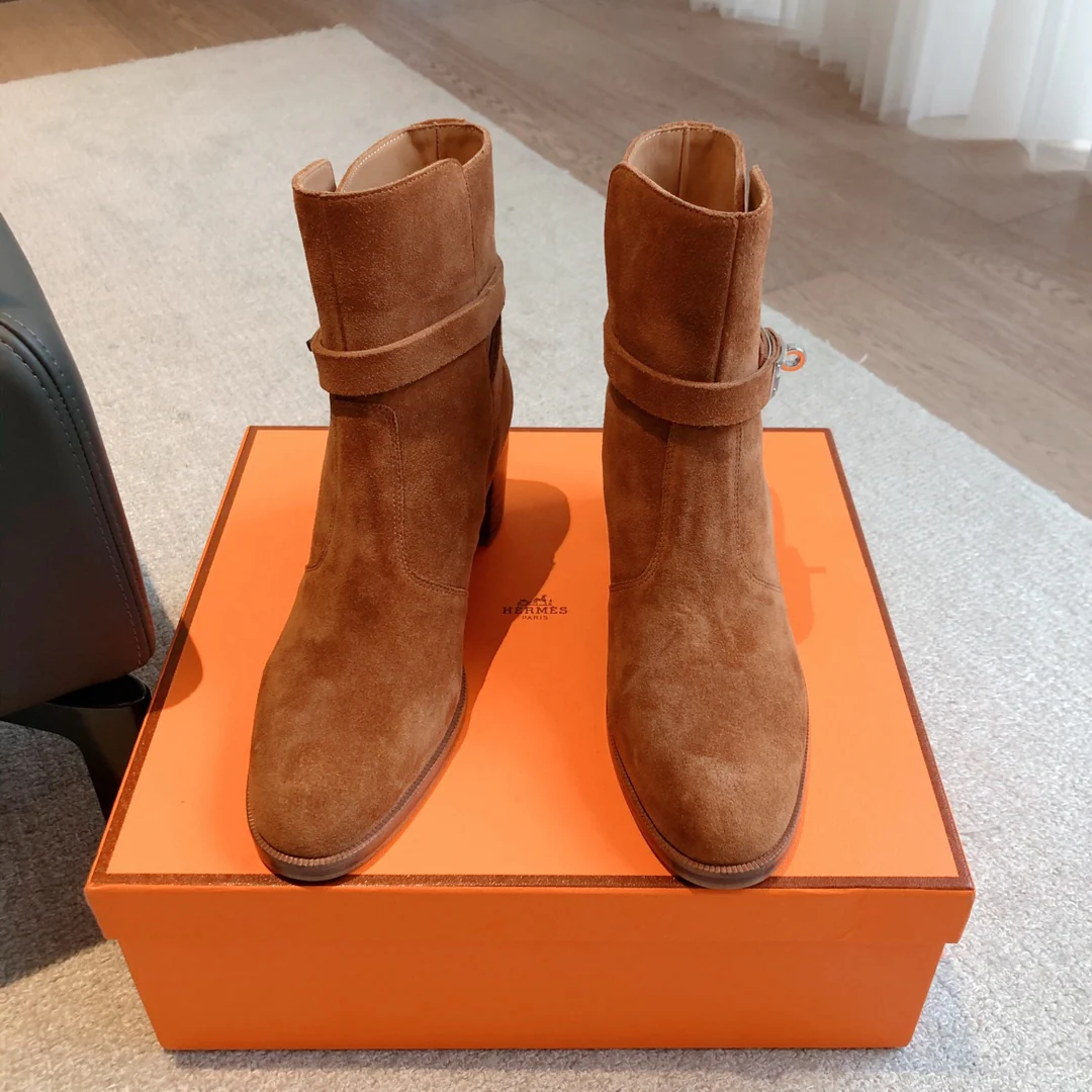 Новинка осенне-зимней коллекции Hermes 2023 — Ботильоны на низком каблуке — Замшевые, верблюжьего цвета