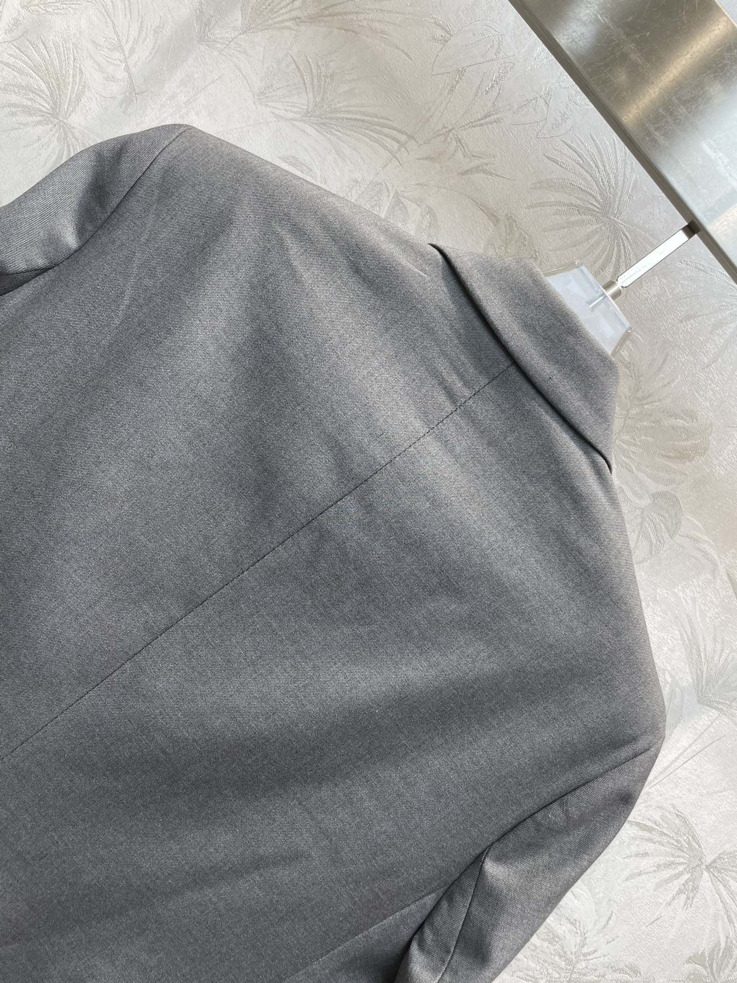 Miu Miu - Весна/Лето 2404-24 Новый преппи-стиль Корейский стиль Имитация блейзера из двух частей