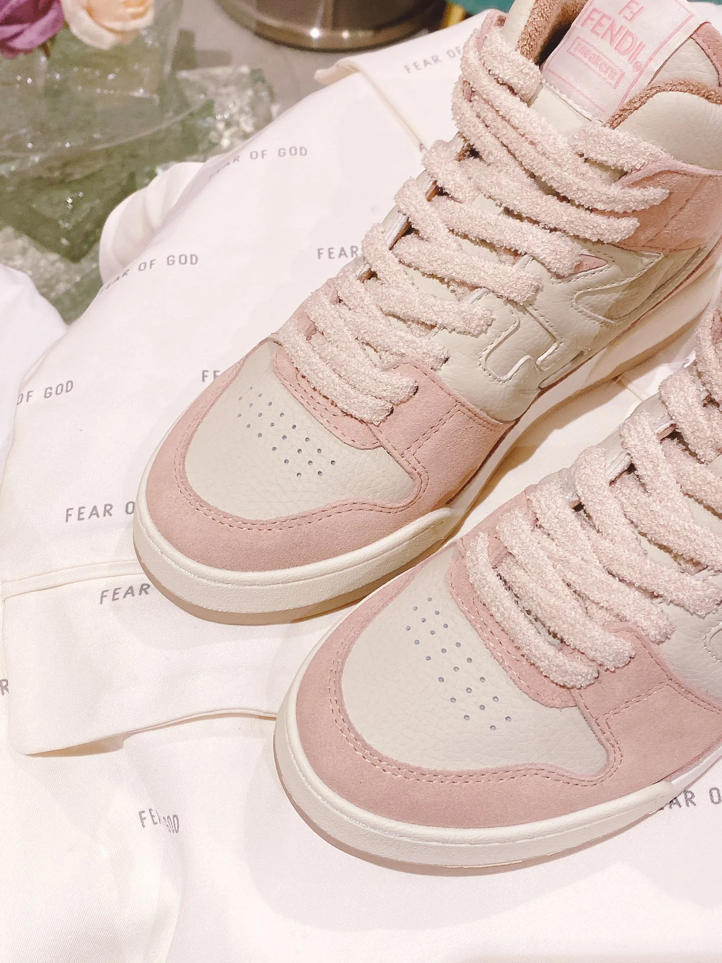 Новинки осенне-зимней коллекции Fendi 2022 — Повседневные кроссовки — Парный стиль — Розовые