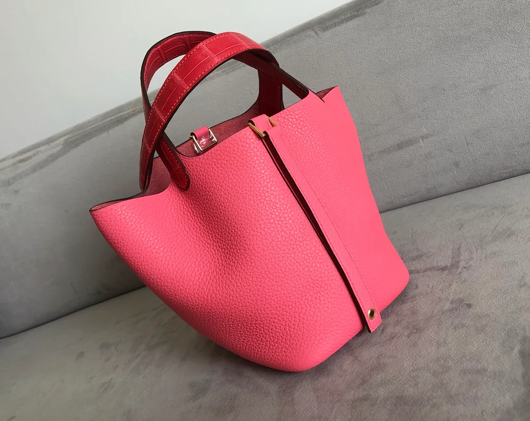 Помада-пудра Hermes Picotin 18 TC с рисунком под крокодиловую кожу и золотой пряжкой.