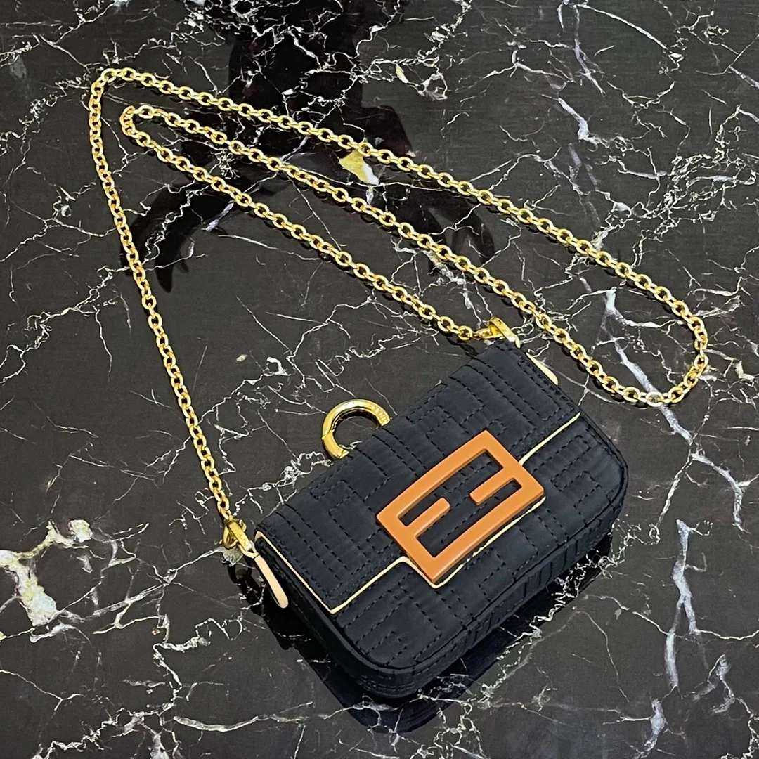 Маленькая черная сумка-багет Fendi Baguette Nano