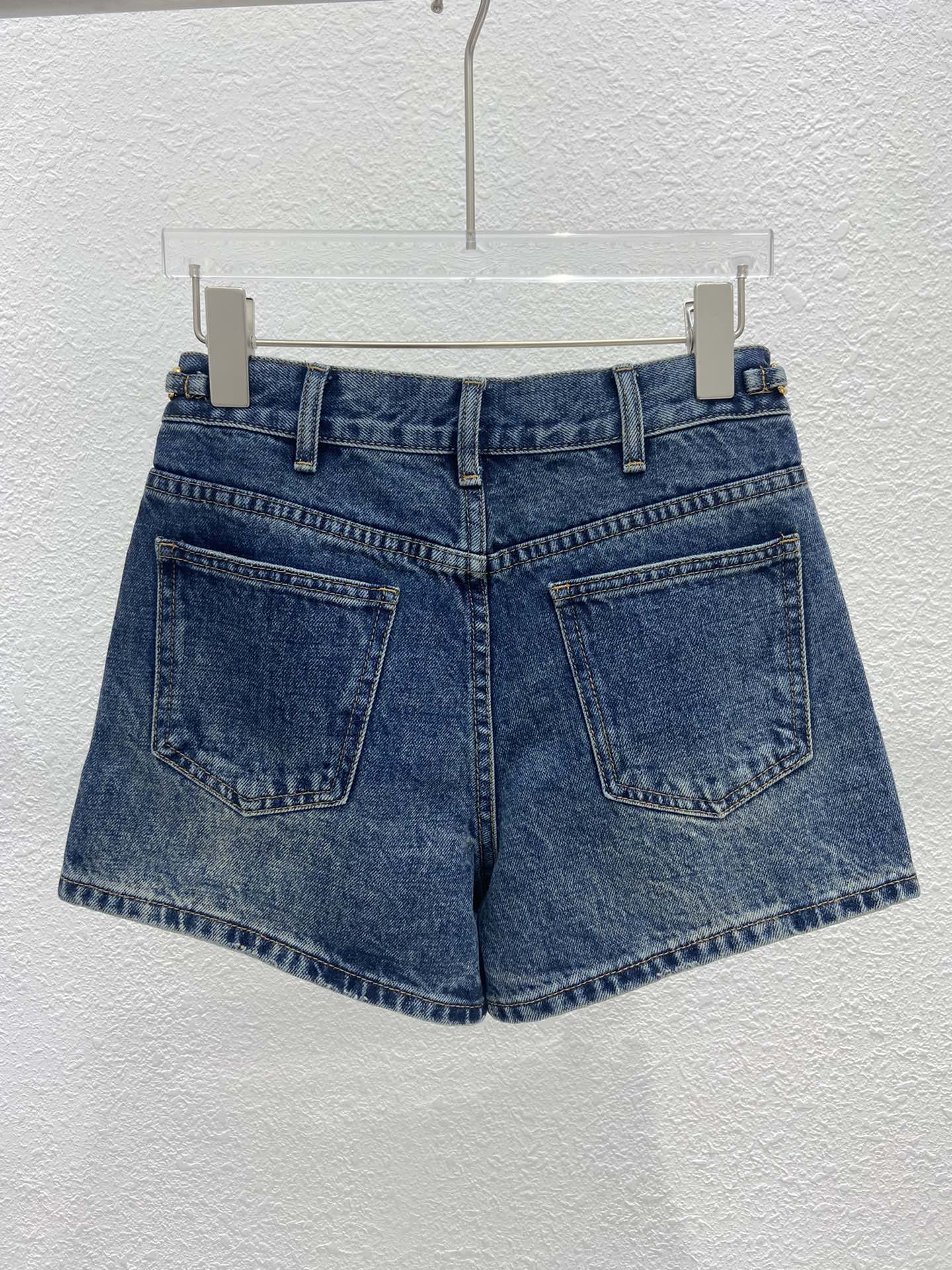 Celine 2403 - Джинсовые шорты с цепочкой на поясе