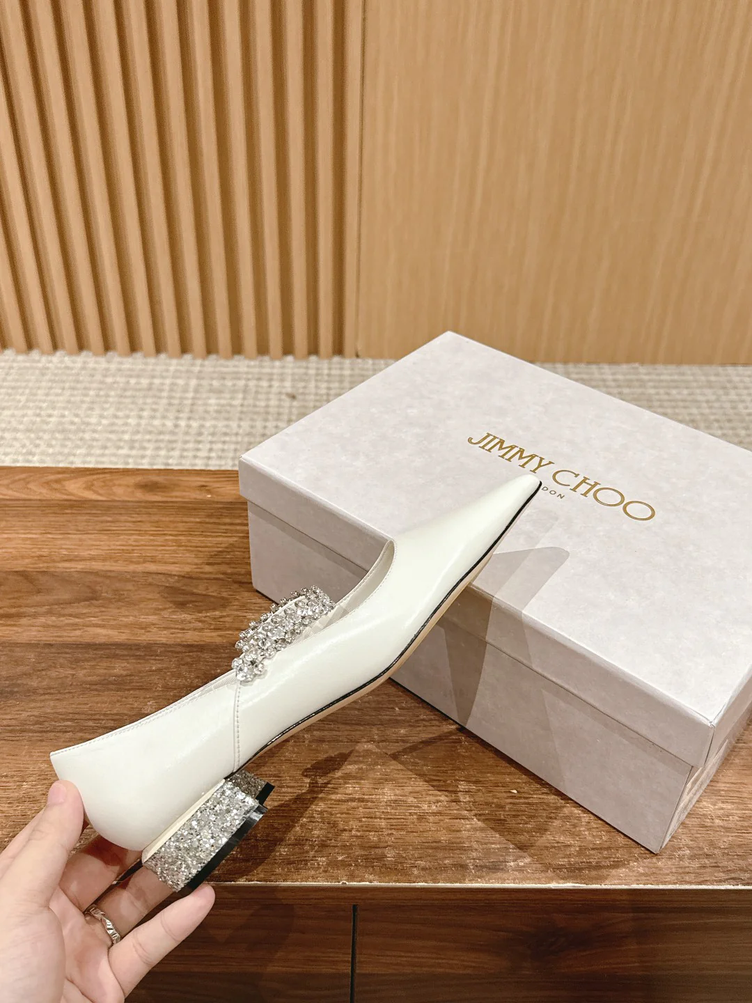 Туфли ?Мэри Джейн? от Jimmy с хрустальным ремешком на шее — белые — 1 шт.