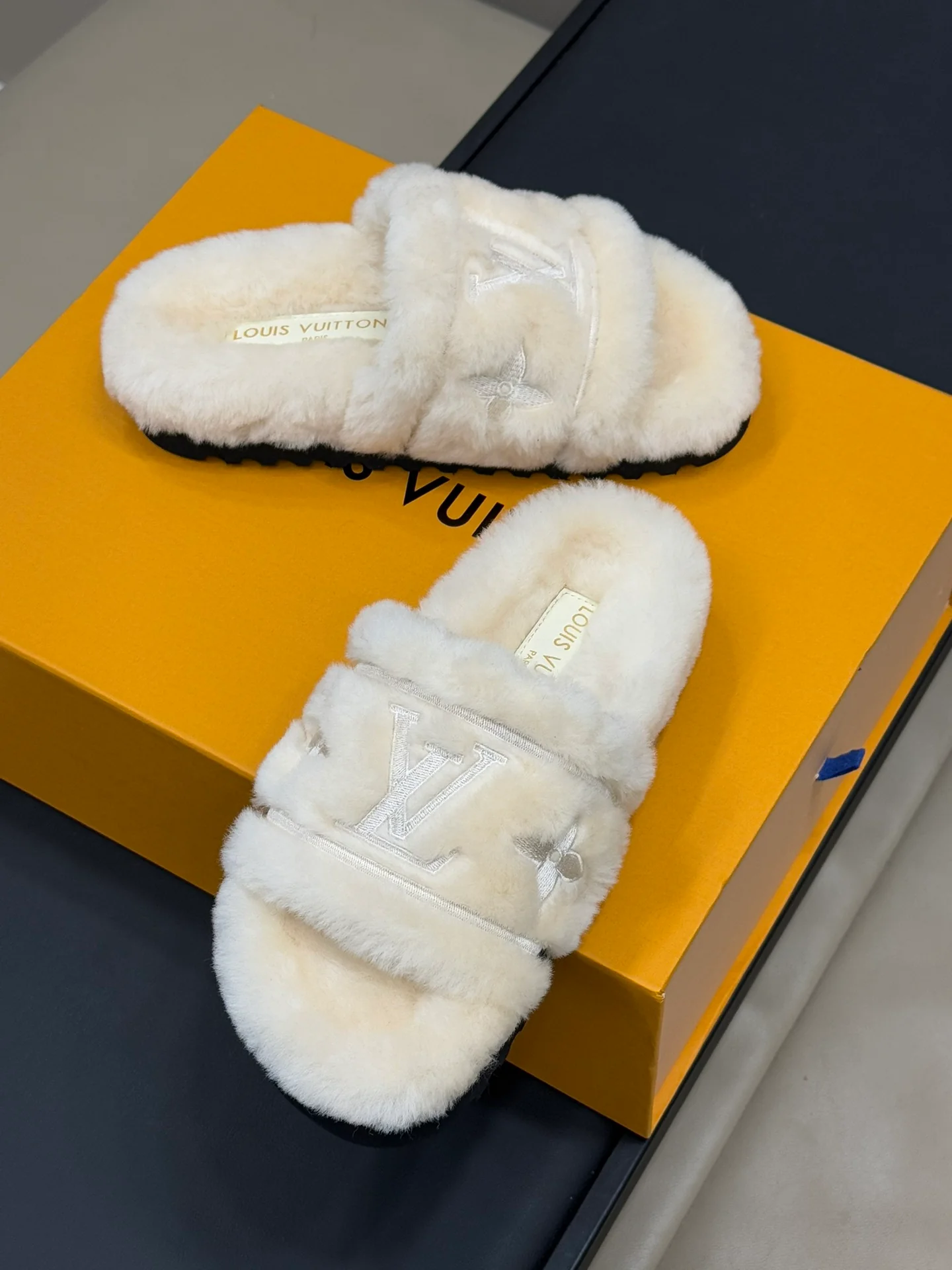 Меховые тапочки LV-2024 - белые