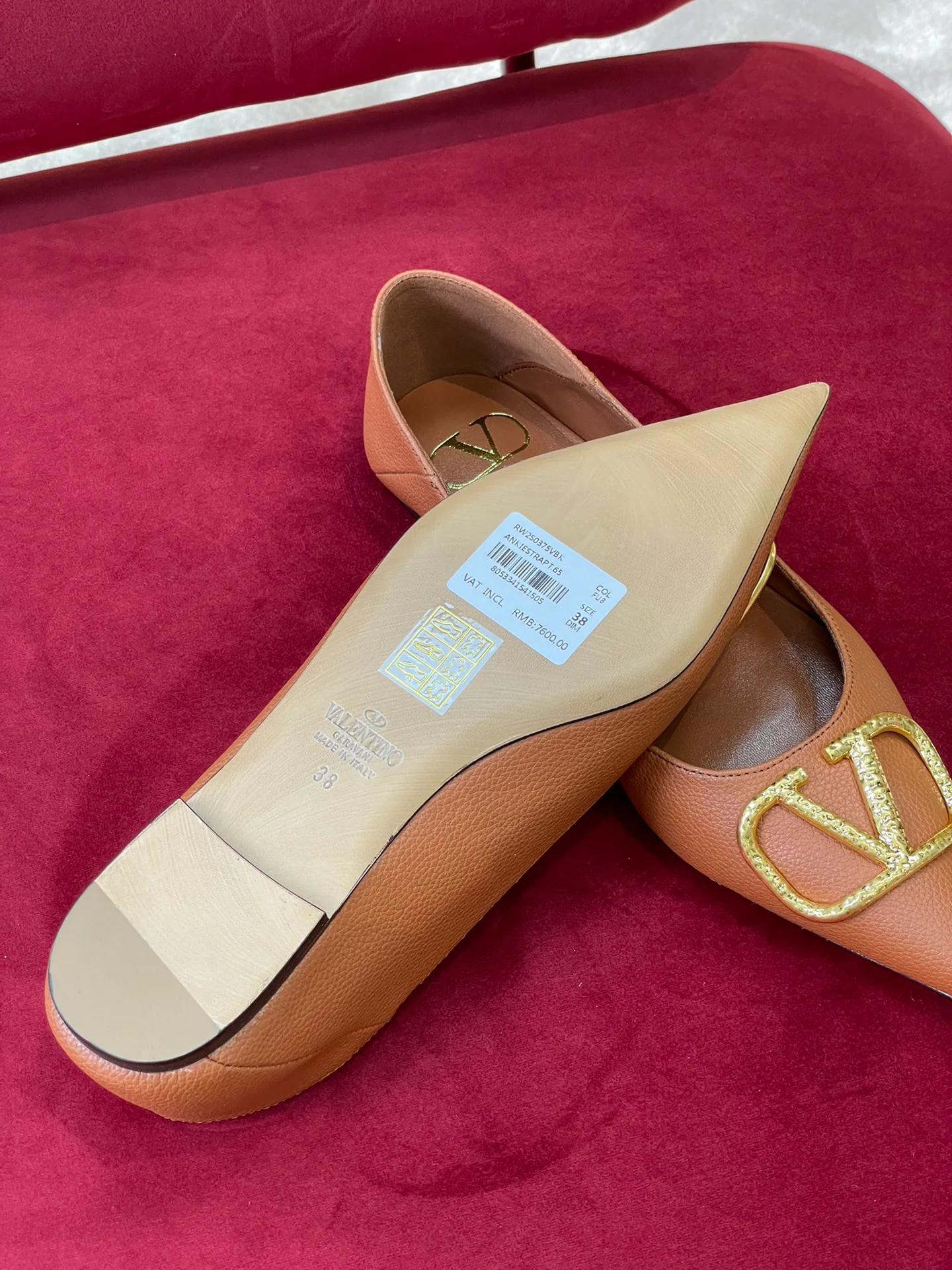 Новинка сезона осень/зима 2022 от Valentino - балетки без шнурков.