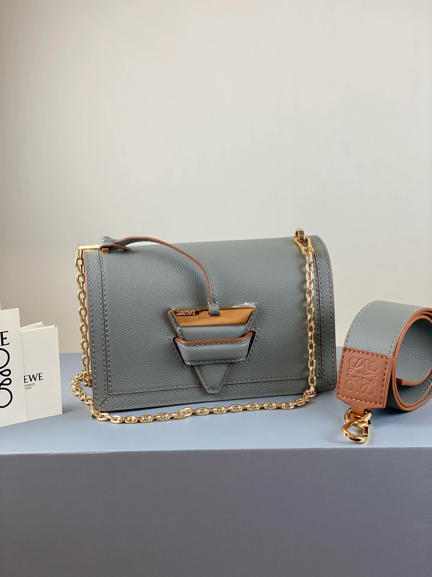 Новая версия сумки Loewe 2020 года - Треугольная сумка - Мягкая зернистая кожа - Телячья кожа