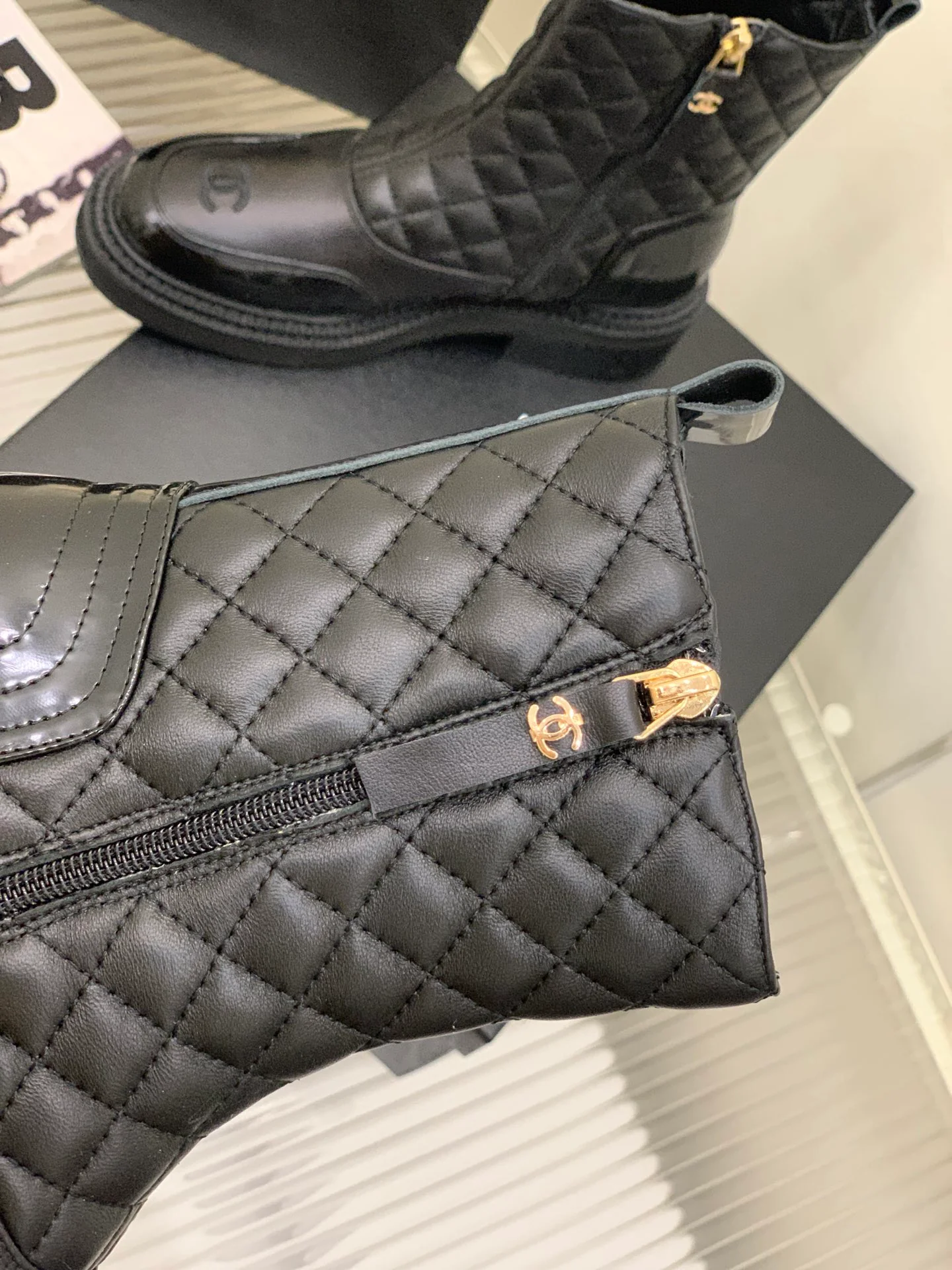 Коллекция Chanel 2022 года с подиума - Ботильоны с бриллиантовыми блестками - Черные