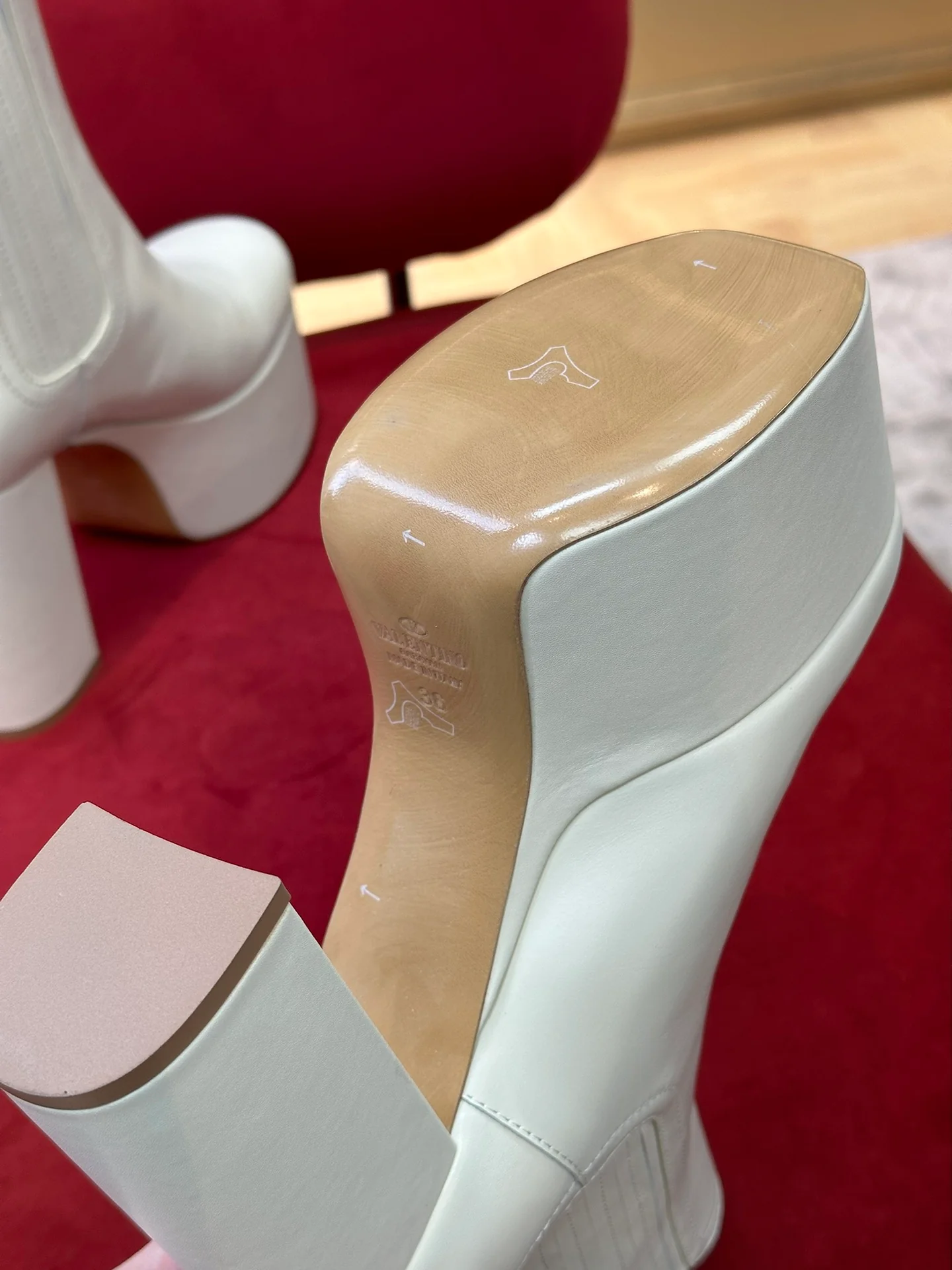 Новинка сезона осень/зима 2022 от Valentino - Ботильоны на высоком каблуке - Белые